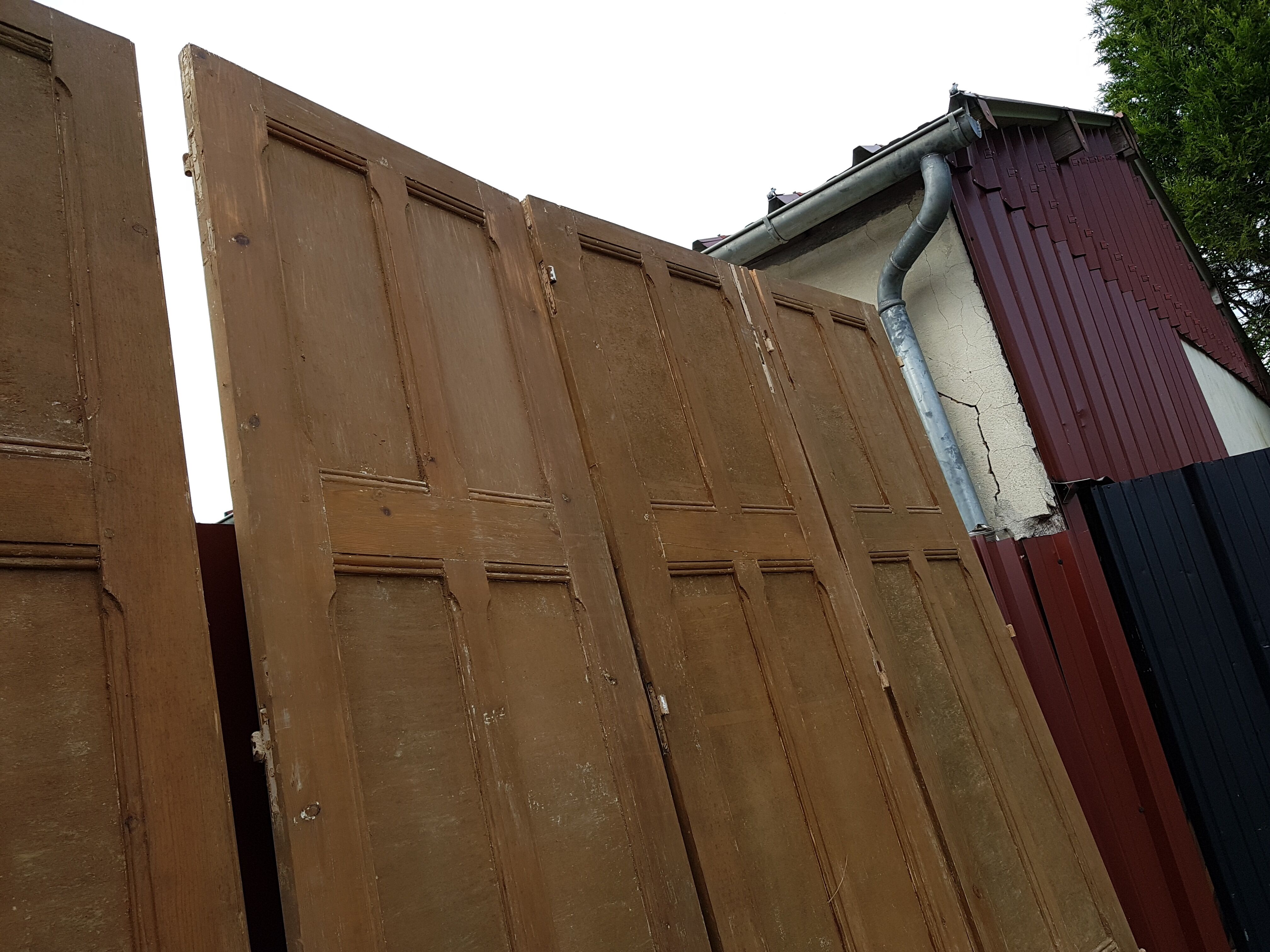 Lot de 5 anciennes boiseries en pin ou portes de séparation