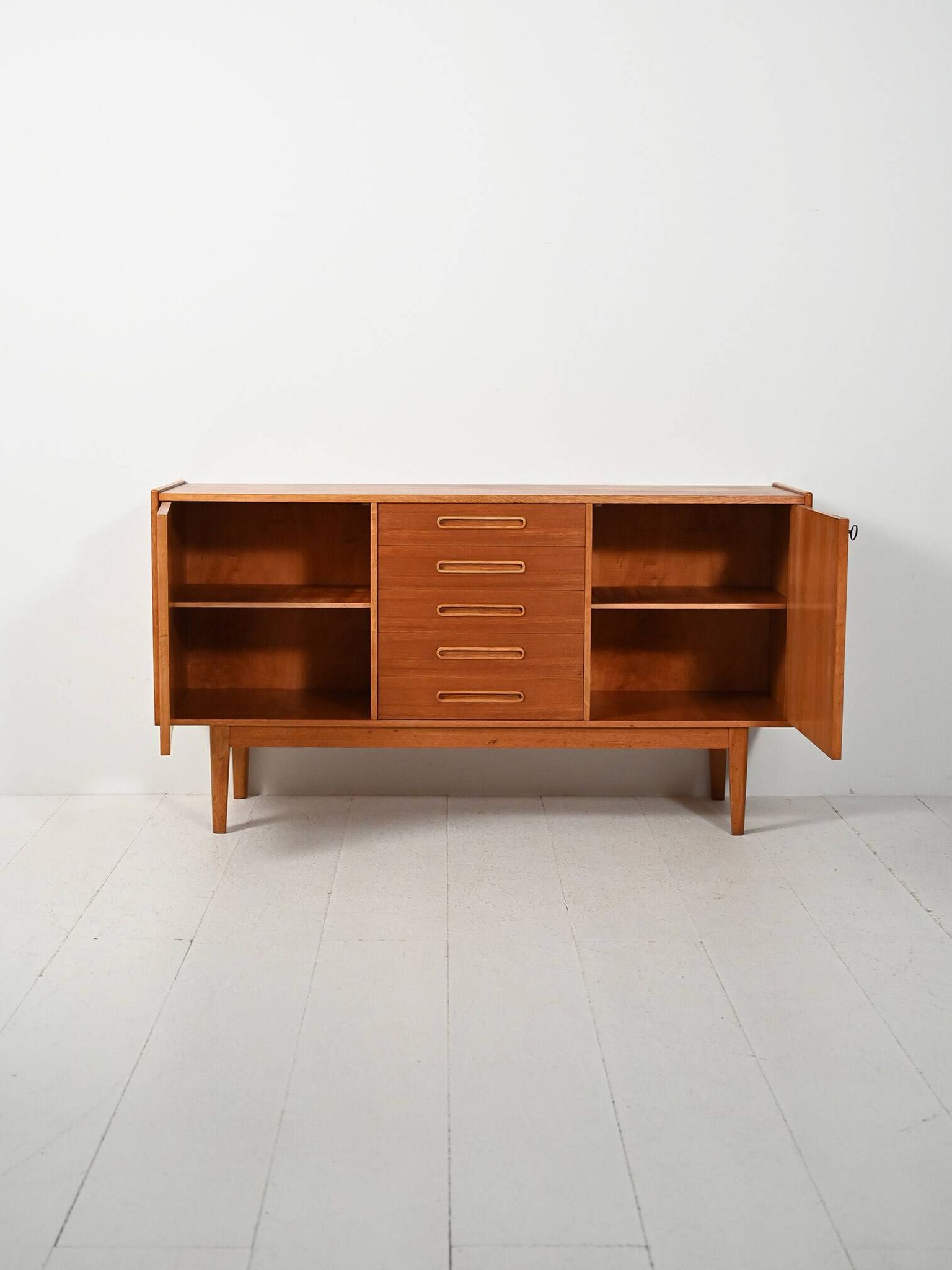 Buffet scandinave des années 1950 avec poignées incrustées.