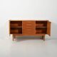 Buffet scandinave des années 1950 avec poignées incrustées.