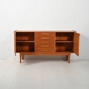 Buffet scandinave des années 1950 avec poignées incrustées.