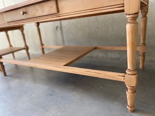 Coffee table double pull-out trays