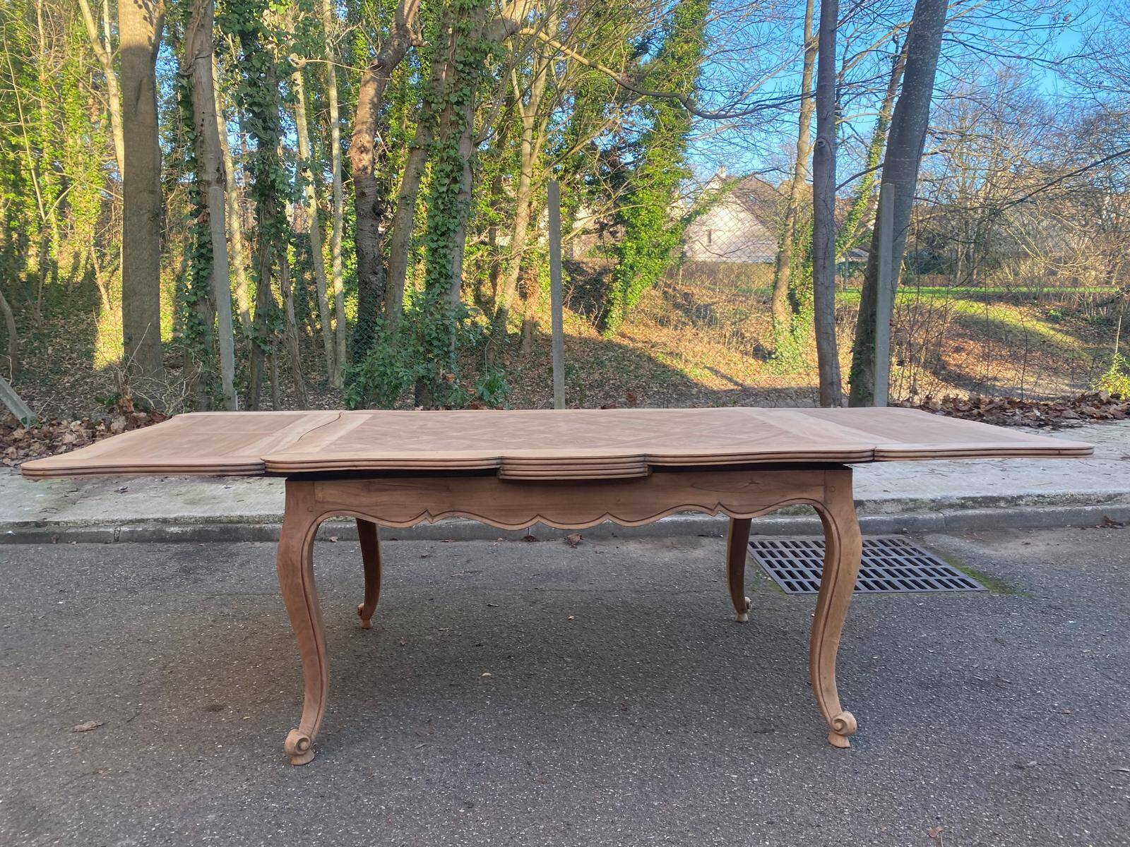 Louis XV extendable dining table, renovated, walnut, 250cm, 18th century.