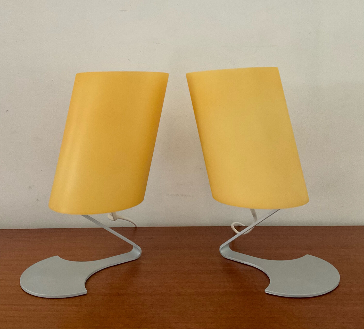Paire de lampes design en opaline jaune et métal