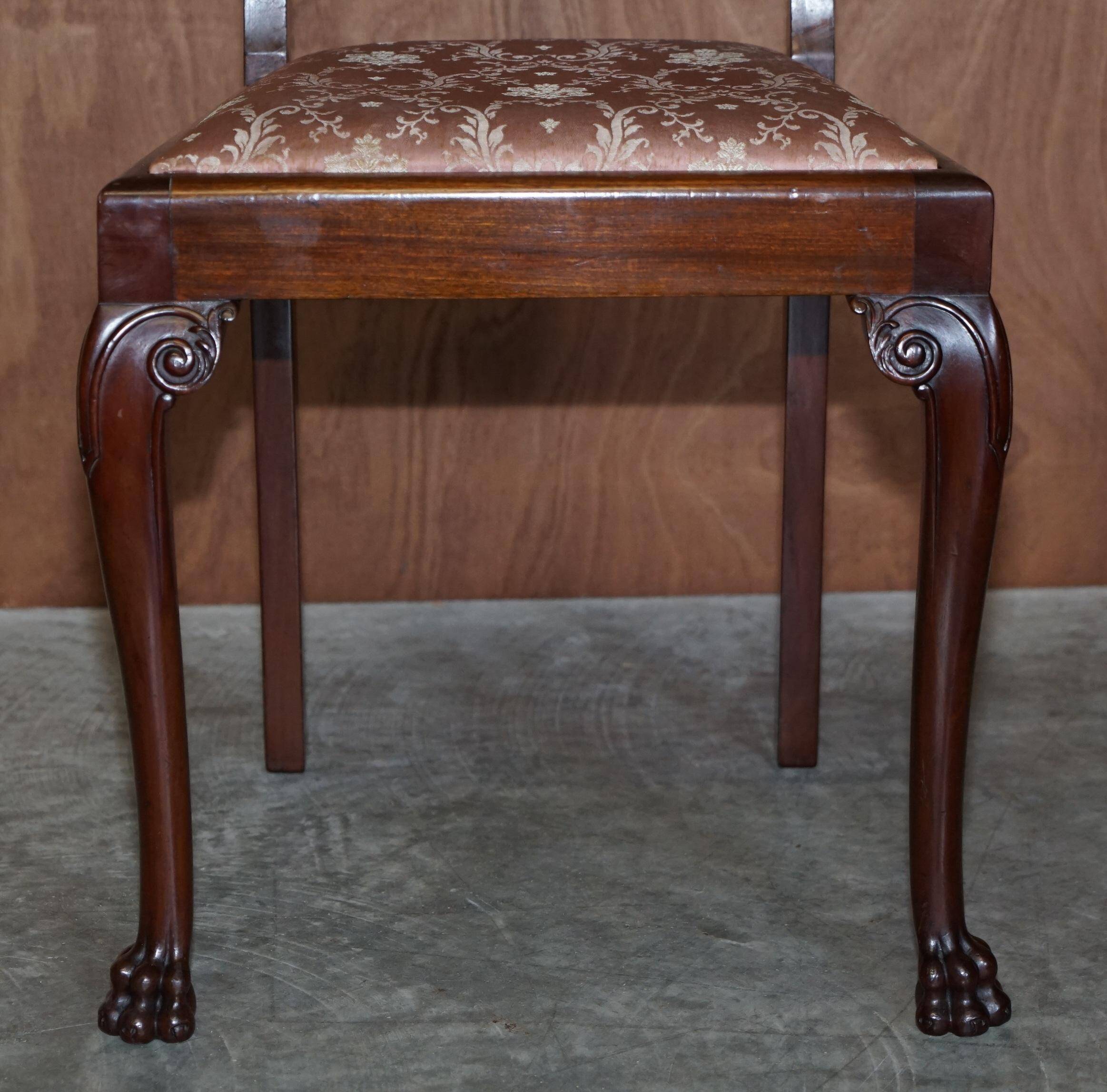 Paire de chaises anglaises anciennes en bois dur avec pieds sculptés en patte de lion