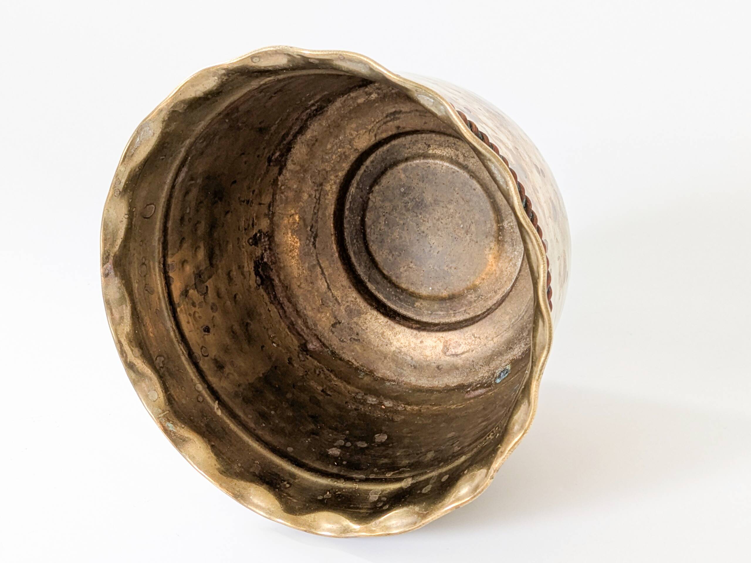 Cache-pot vintage en laiton bord ondulé corde nouée torsadée