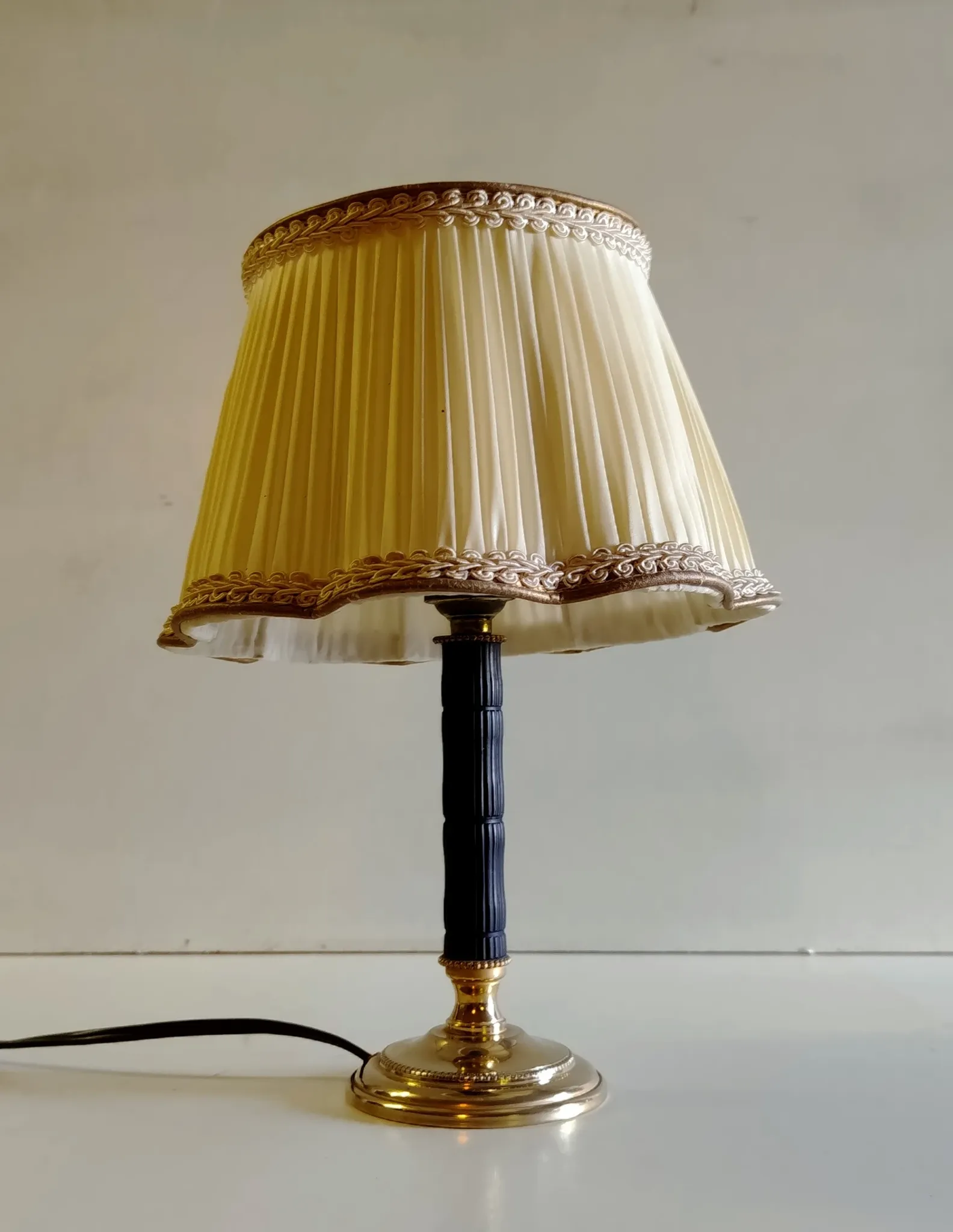 Table lamp in brass and Bakelite - mid 20th century