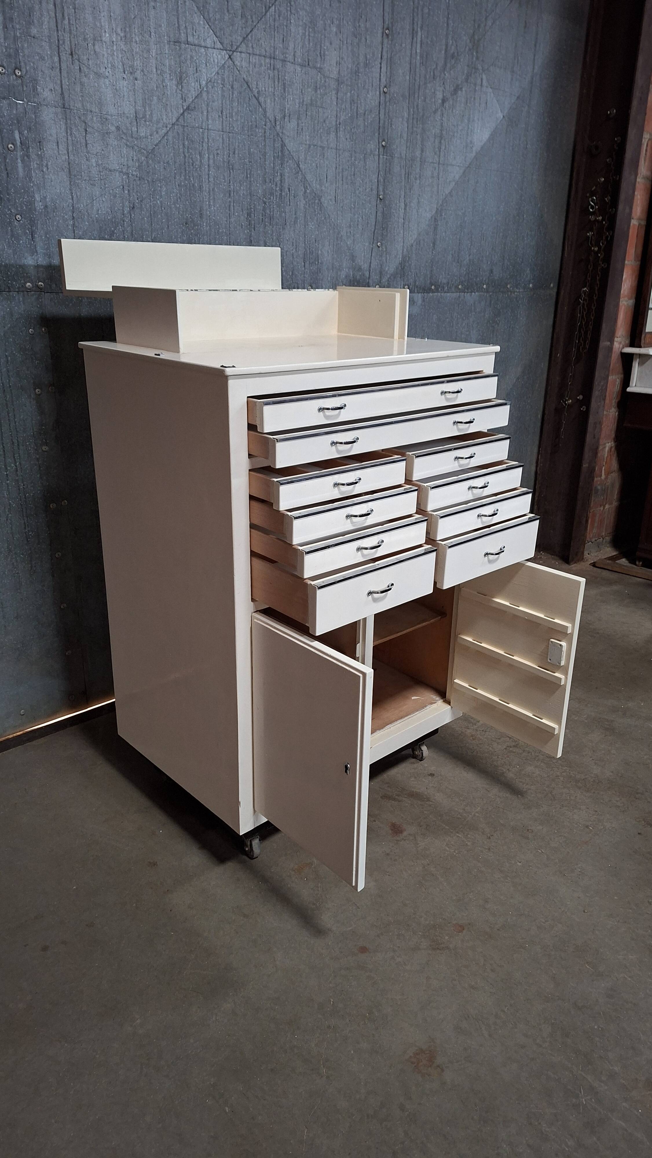 Meuble dentiste sur roulettes / meuble médical / commode à tiroirs