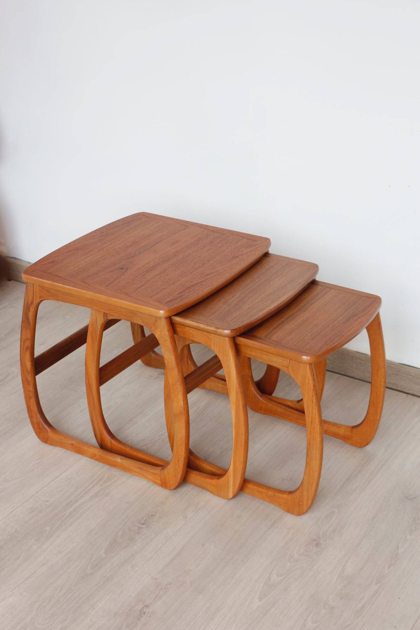 Tables gigognes en teck éditées par Nathan, années 60