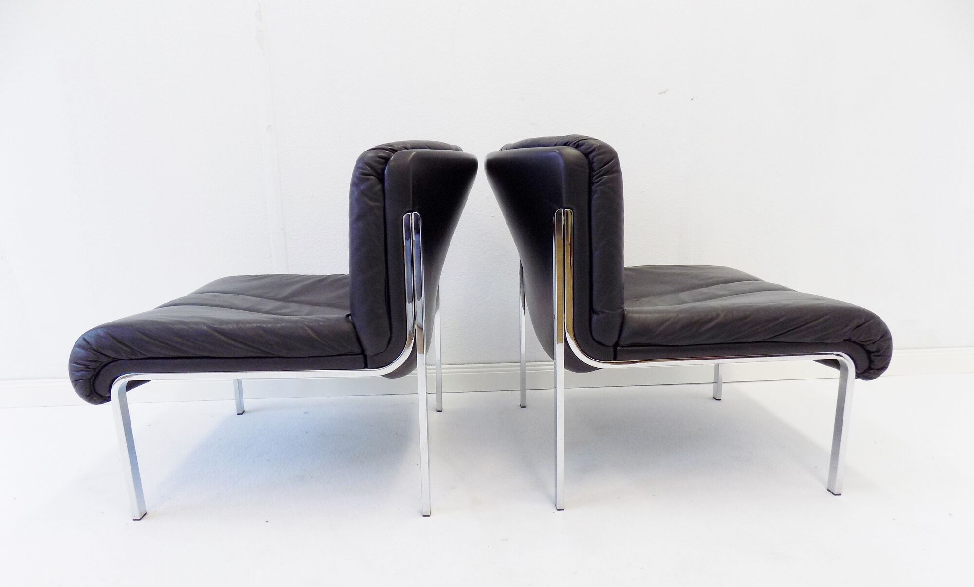 Eurochair set of 2 black leather lounge chairs by Girsberger