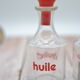 Huile et vinaigre avec écriture rouge