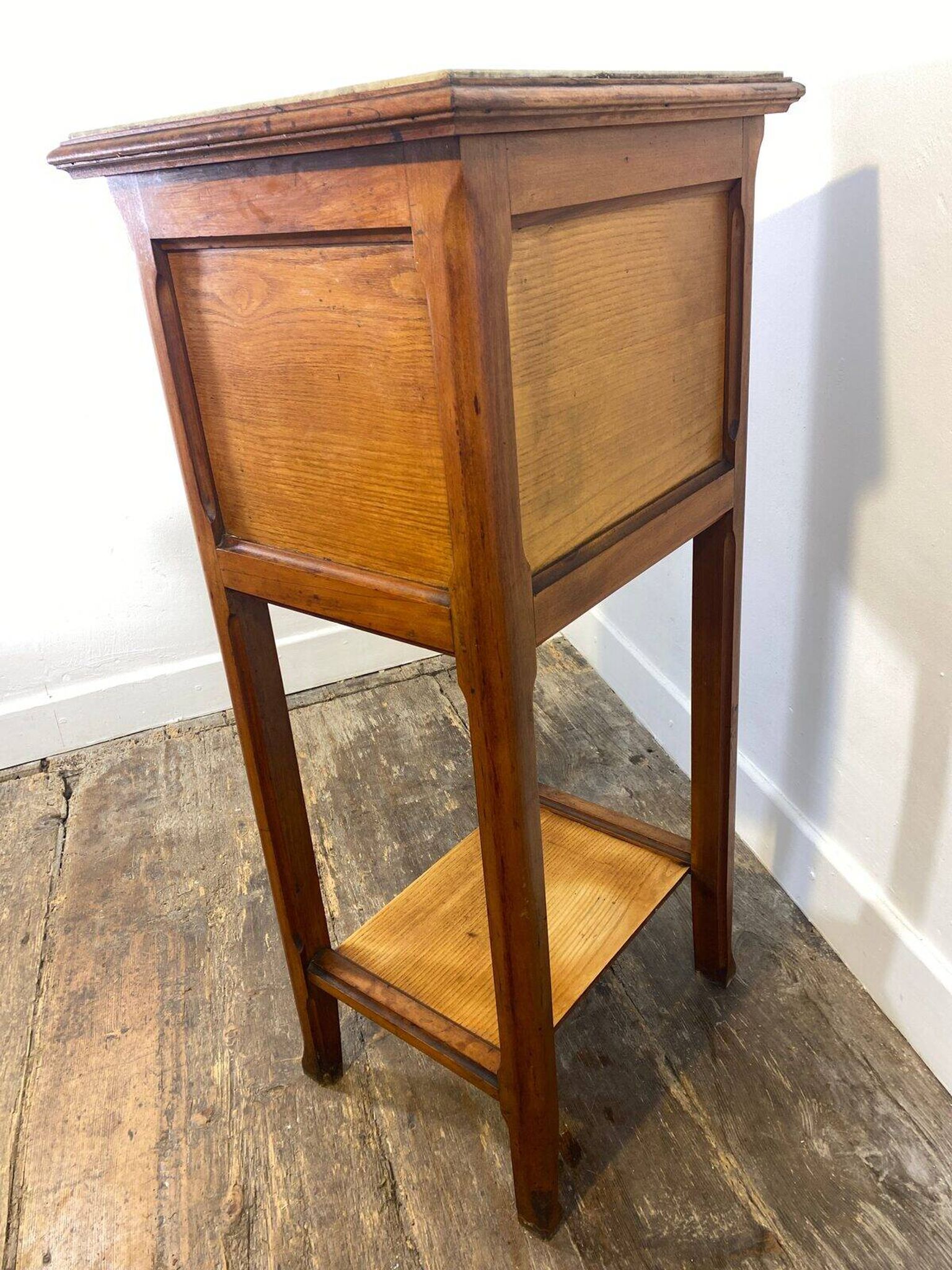 Meuble provincial en chêne, dessus de marbre, intérieur en céramique