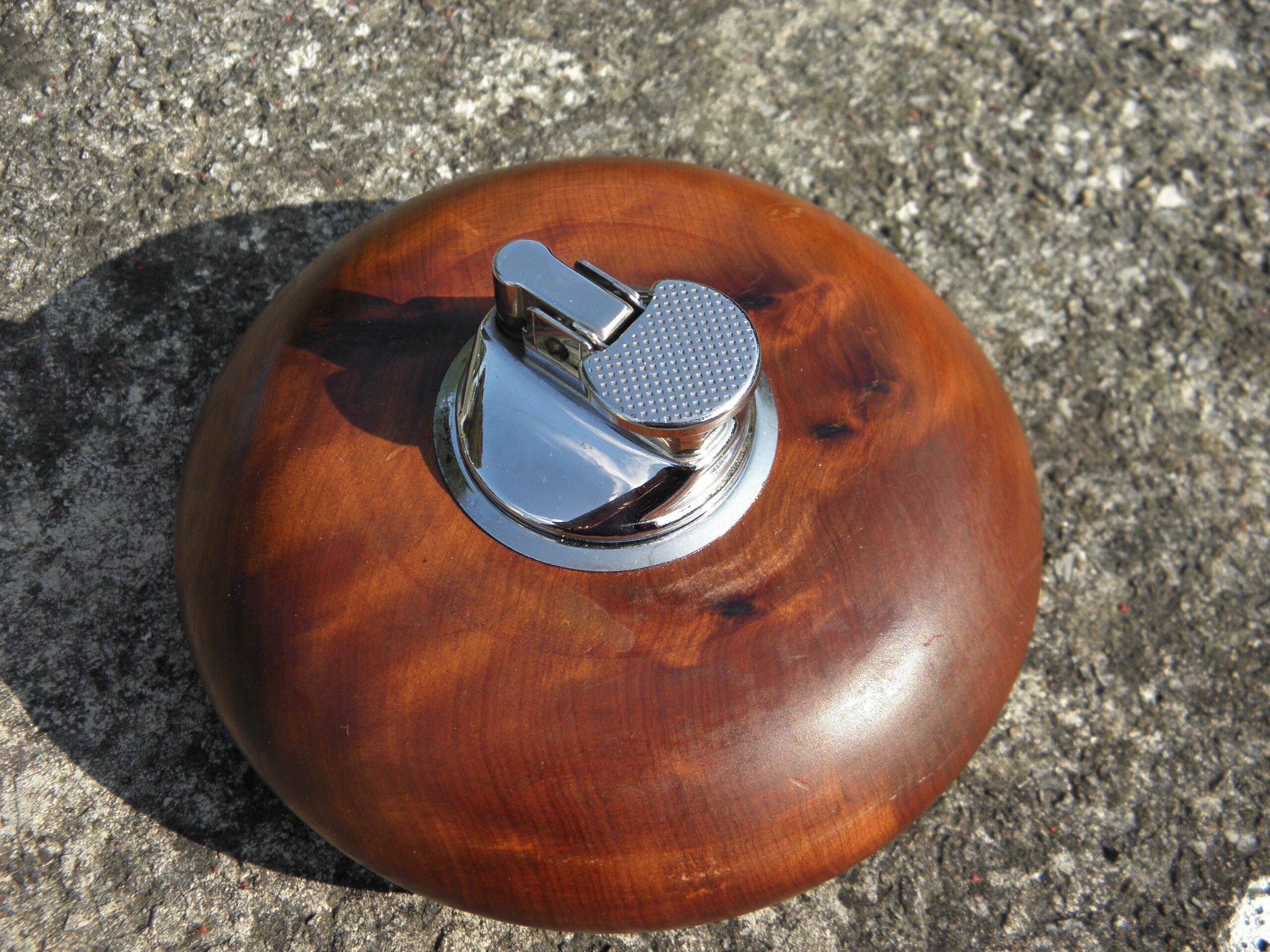 Table lighter in cedar