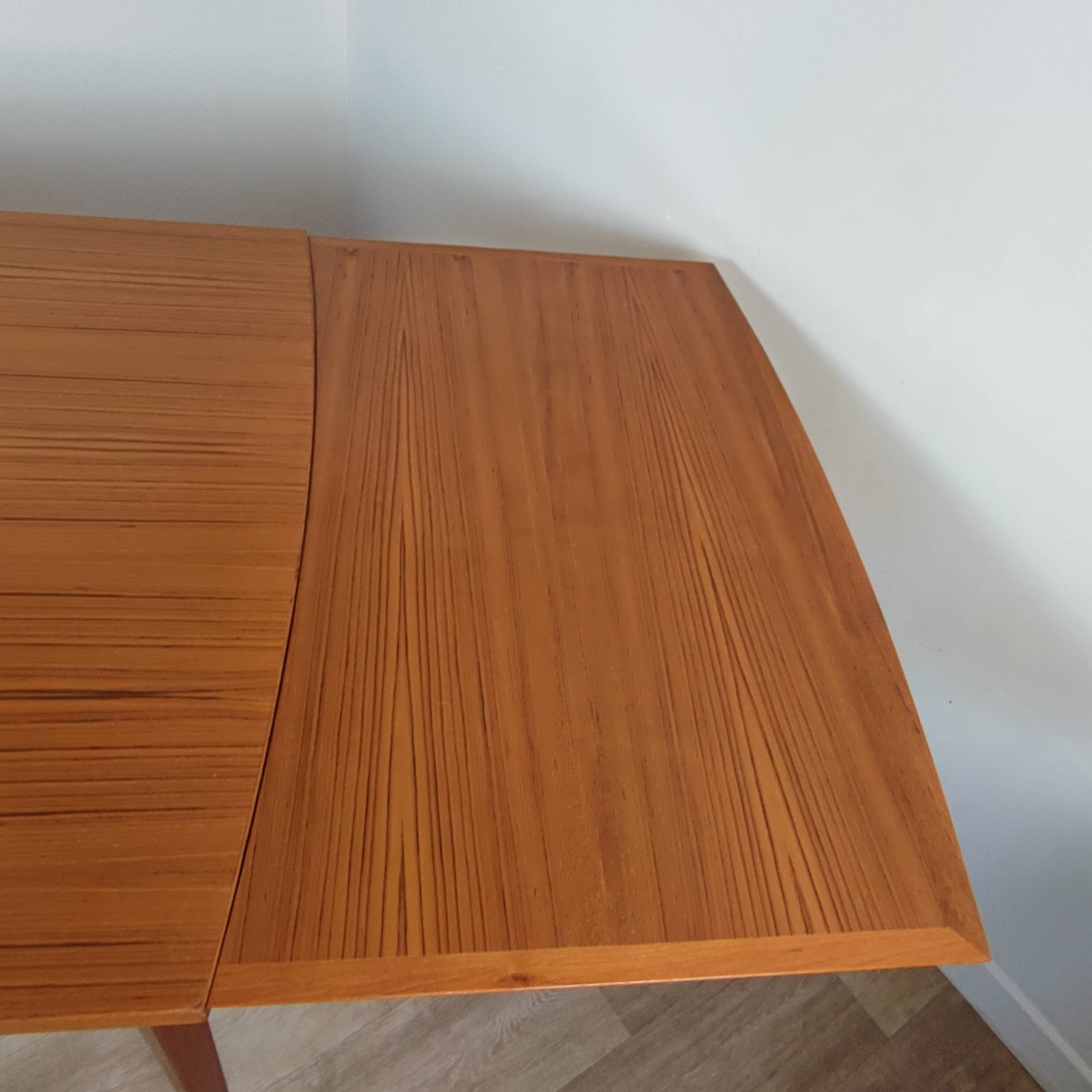 Scandinavian 60' extending table