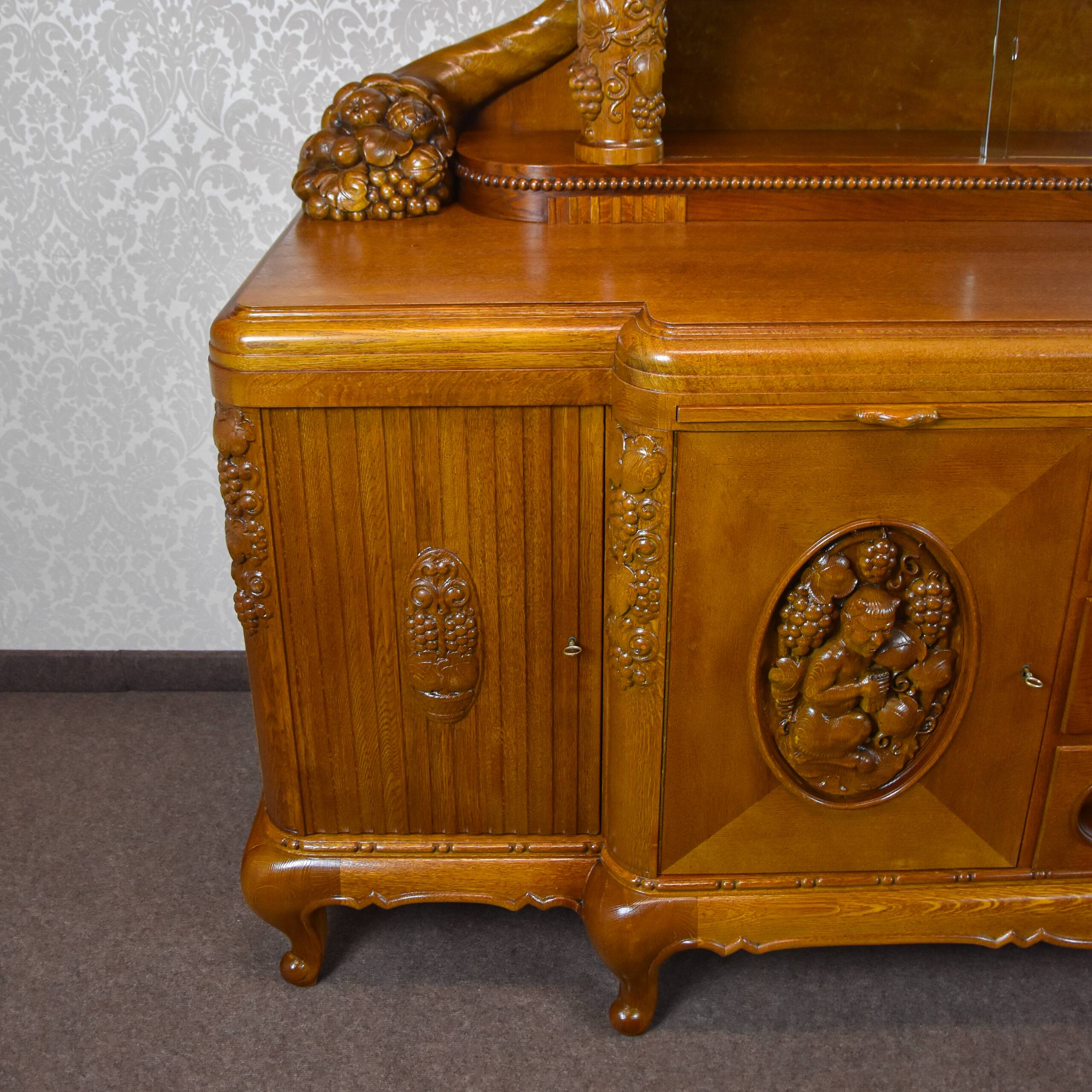 Large two-body oak sideboard 1920-1939