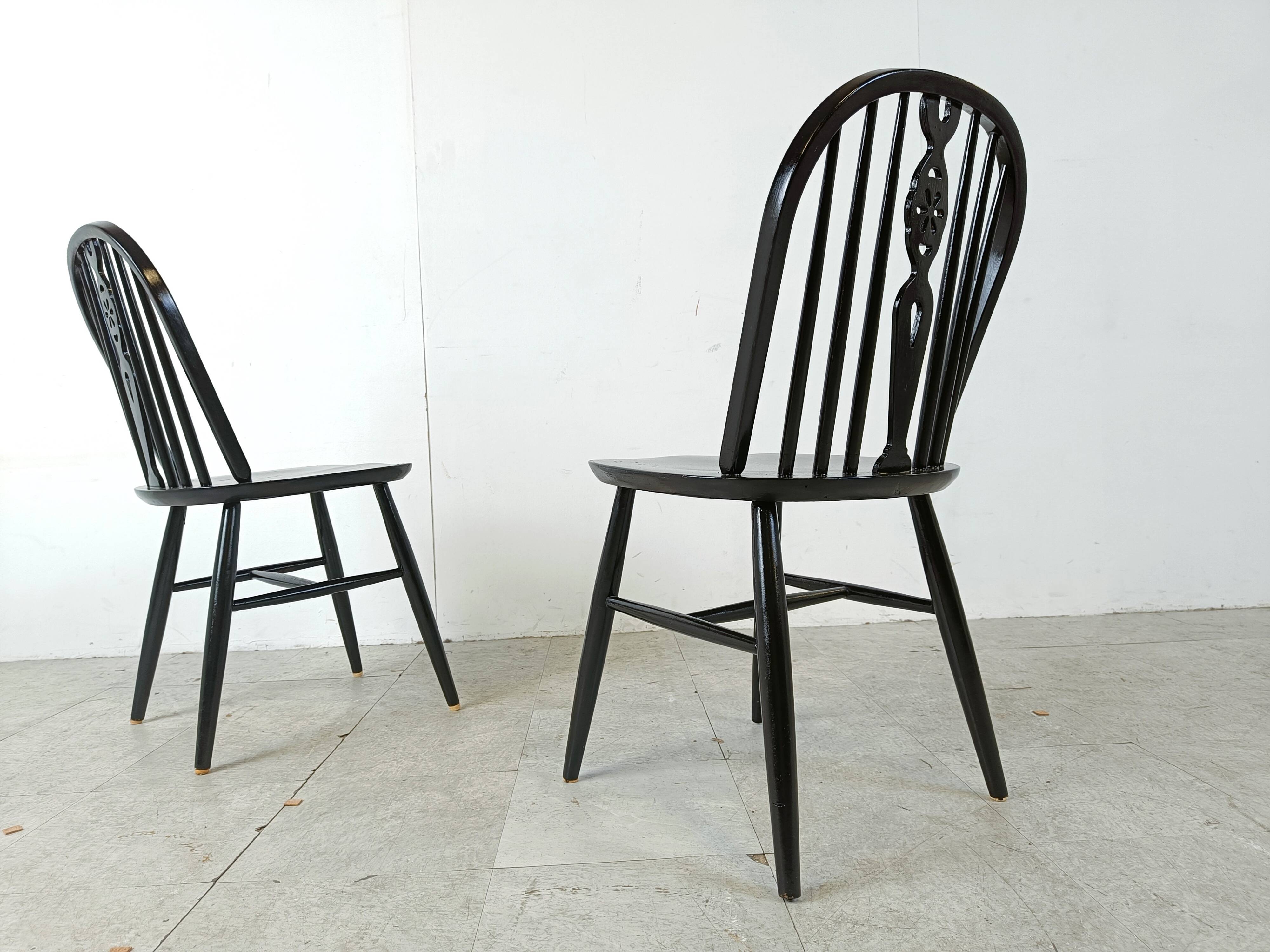 Ensemble de 4 chaises de salle à manger Ercol noircies, années 1950