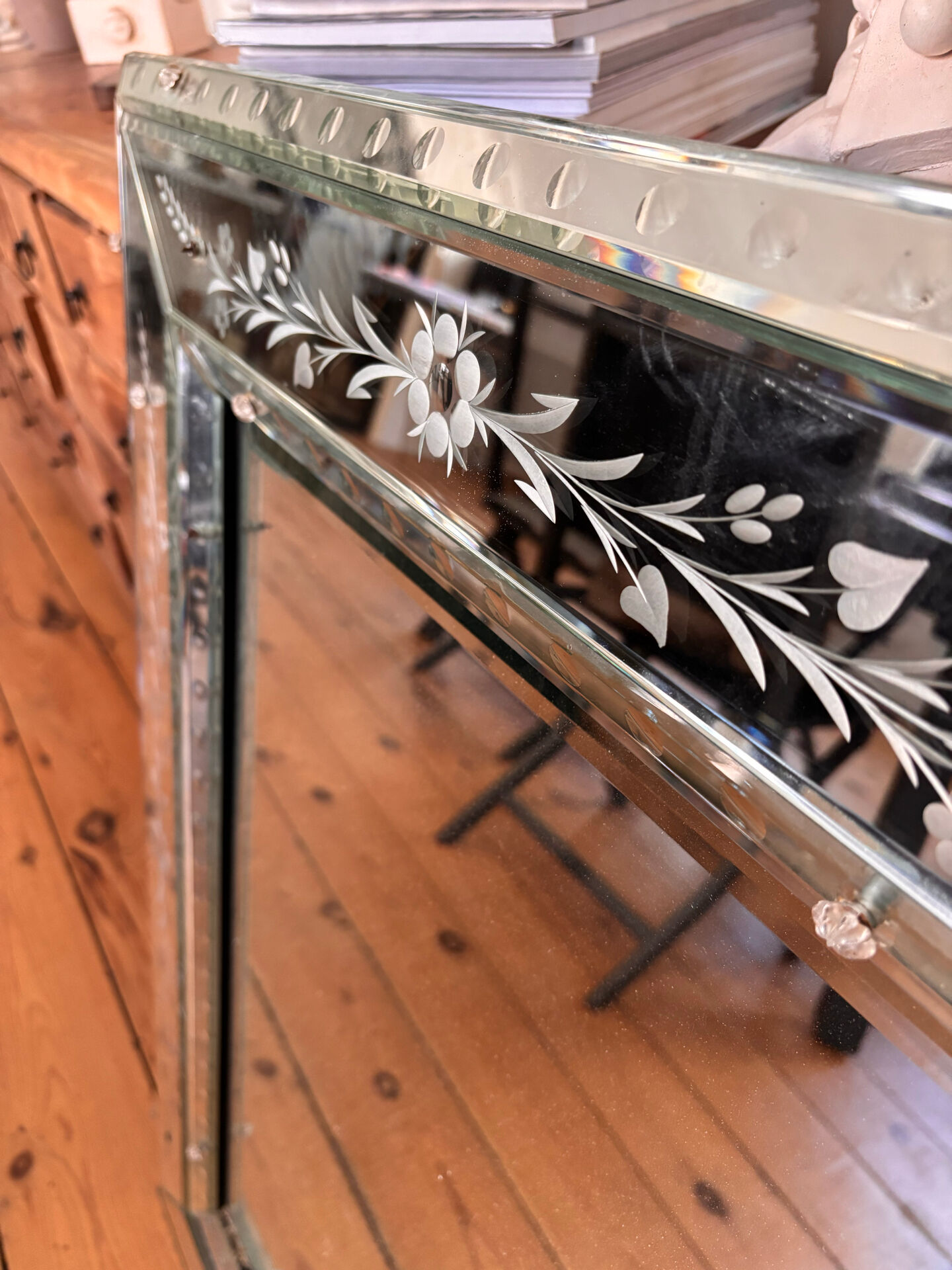 Antique Venetian mirror in engraved and bevelled glass – Floral decoration – Ita