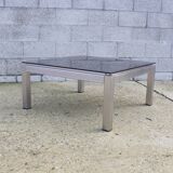 Table basse carrée en métal brossé avec verre fumé