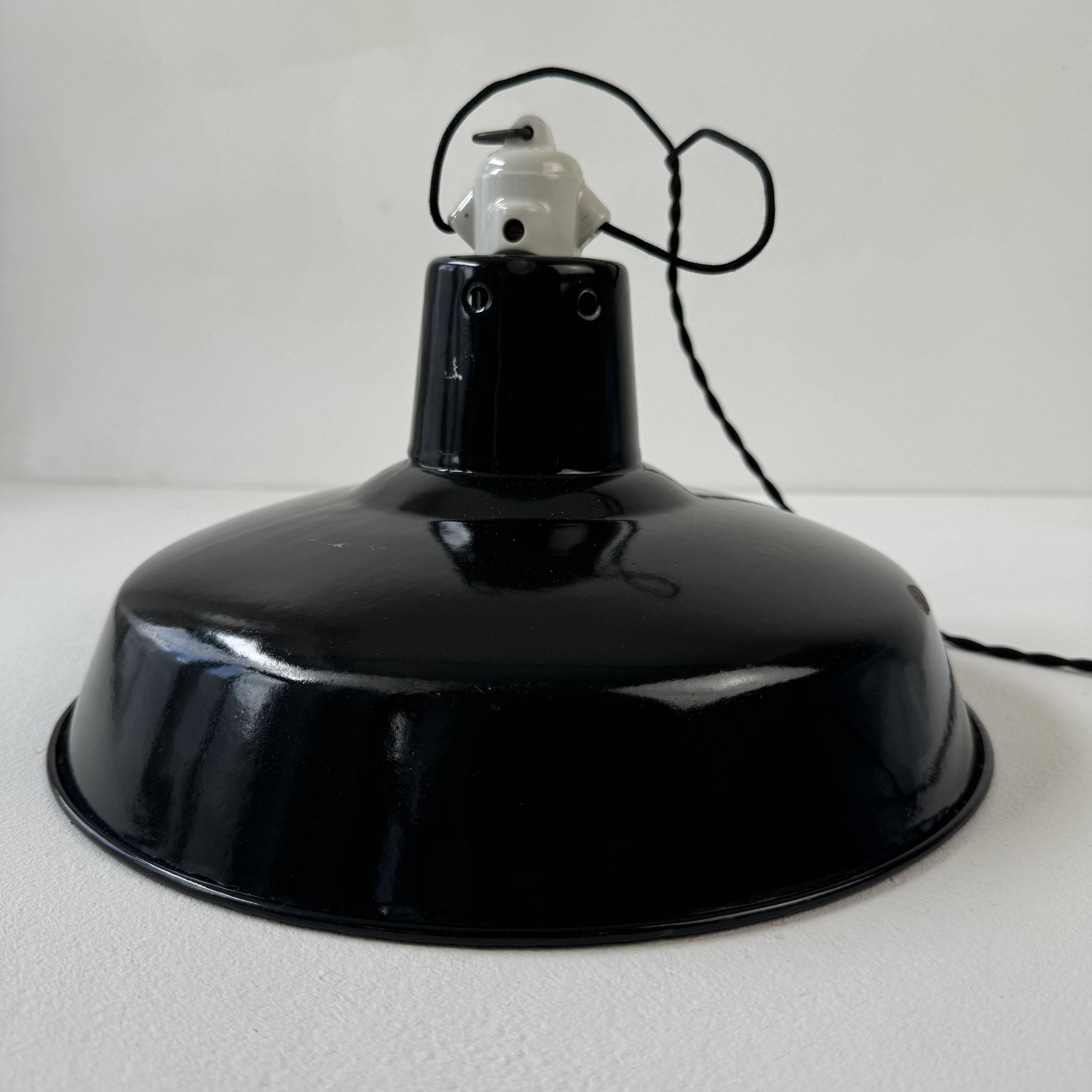 OLD INDUSTRIAL ENAMELED SUSPENSION 35 CM