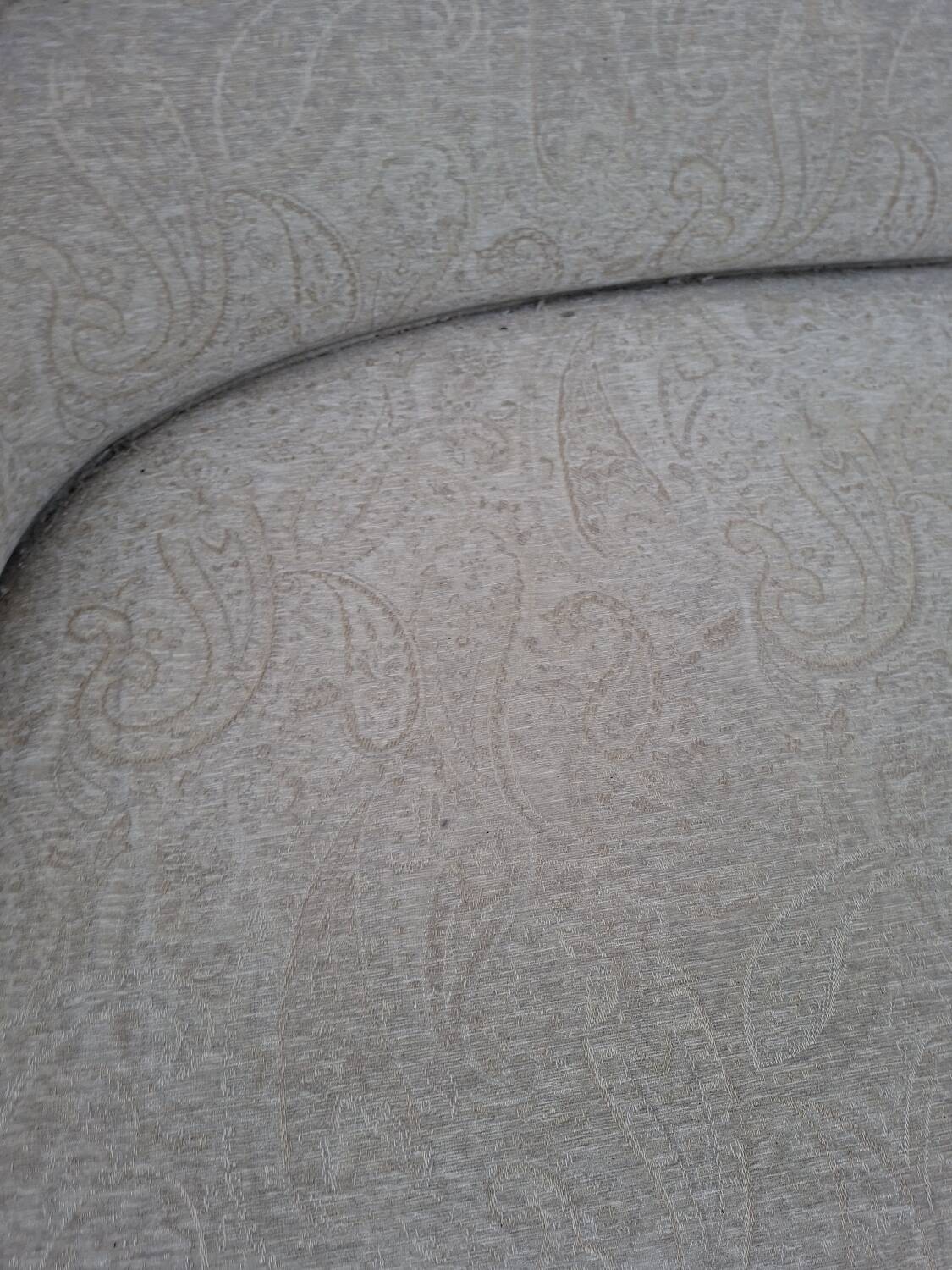 "Crapaud" bench in the richly decorated Napoleon III style.