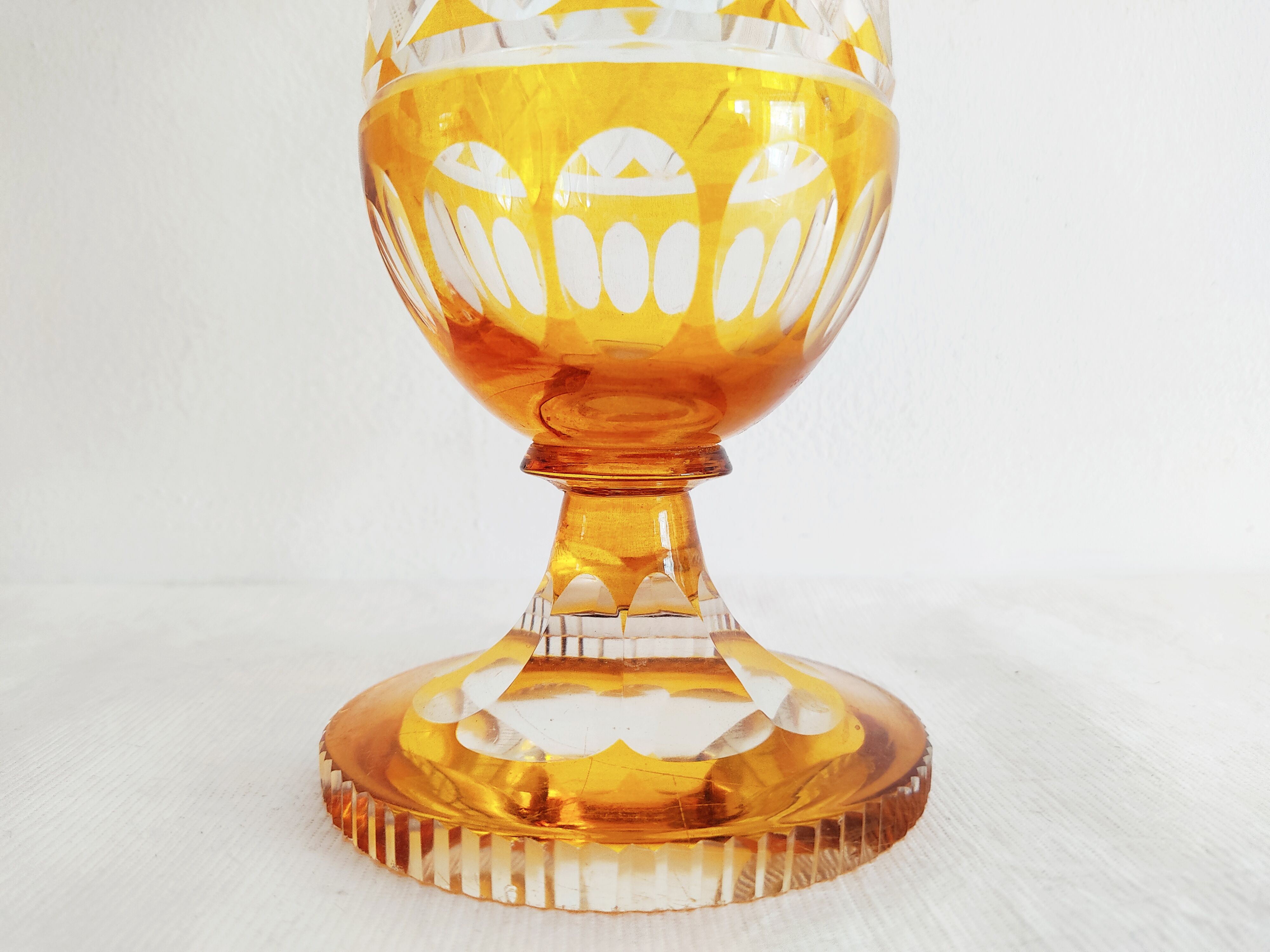 Vase verre doublé jaune fleurs incisées