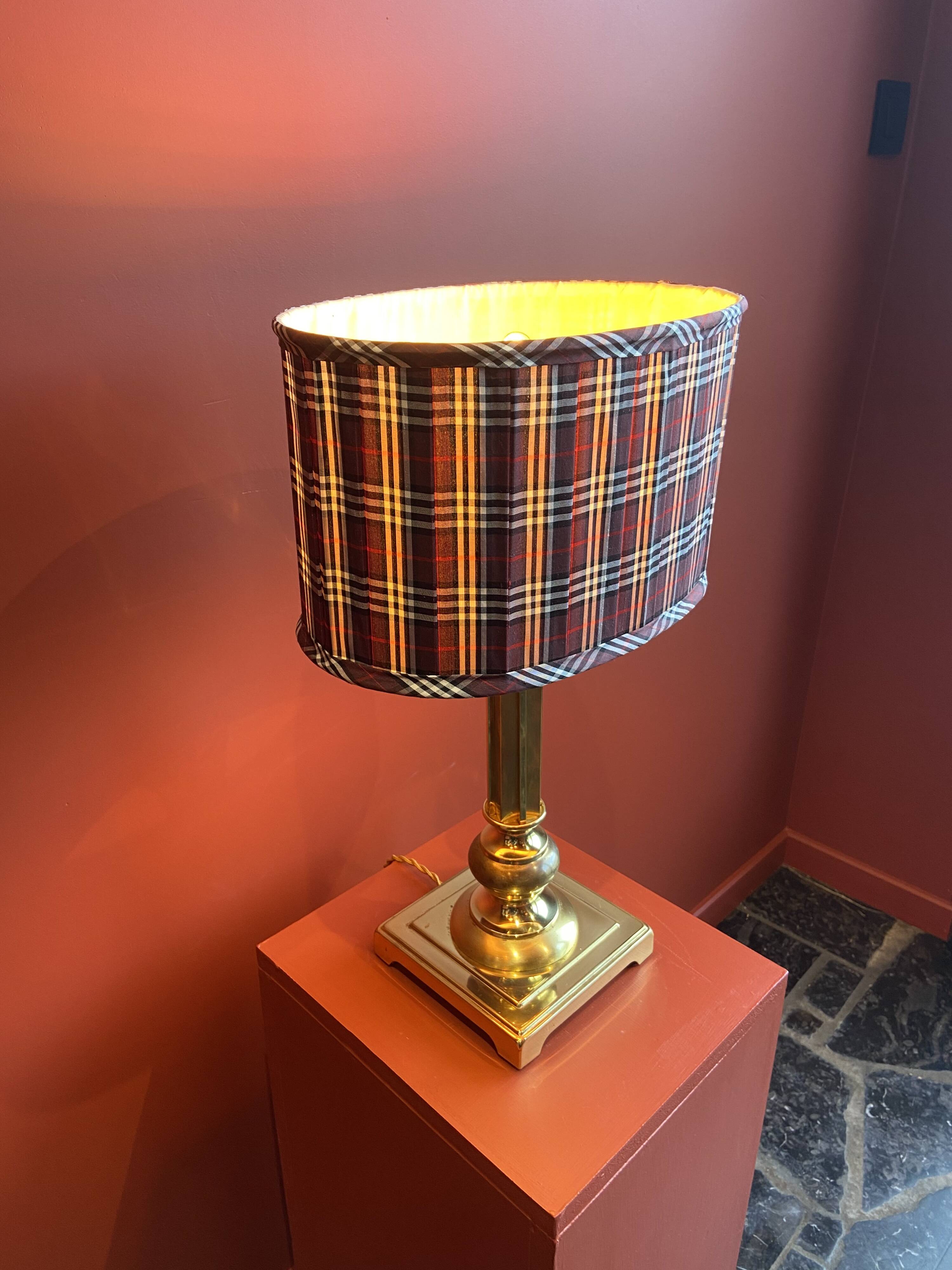 Lamp base in gilded brass, oval silk lampshade with a checkered pattern in burgundy.