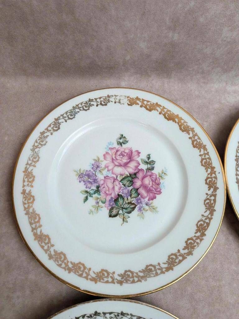 Set of 5 flat plates in Limoges porcelain – Floral decoration and gilding
