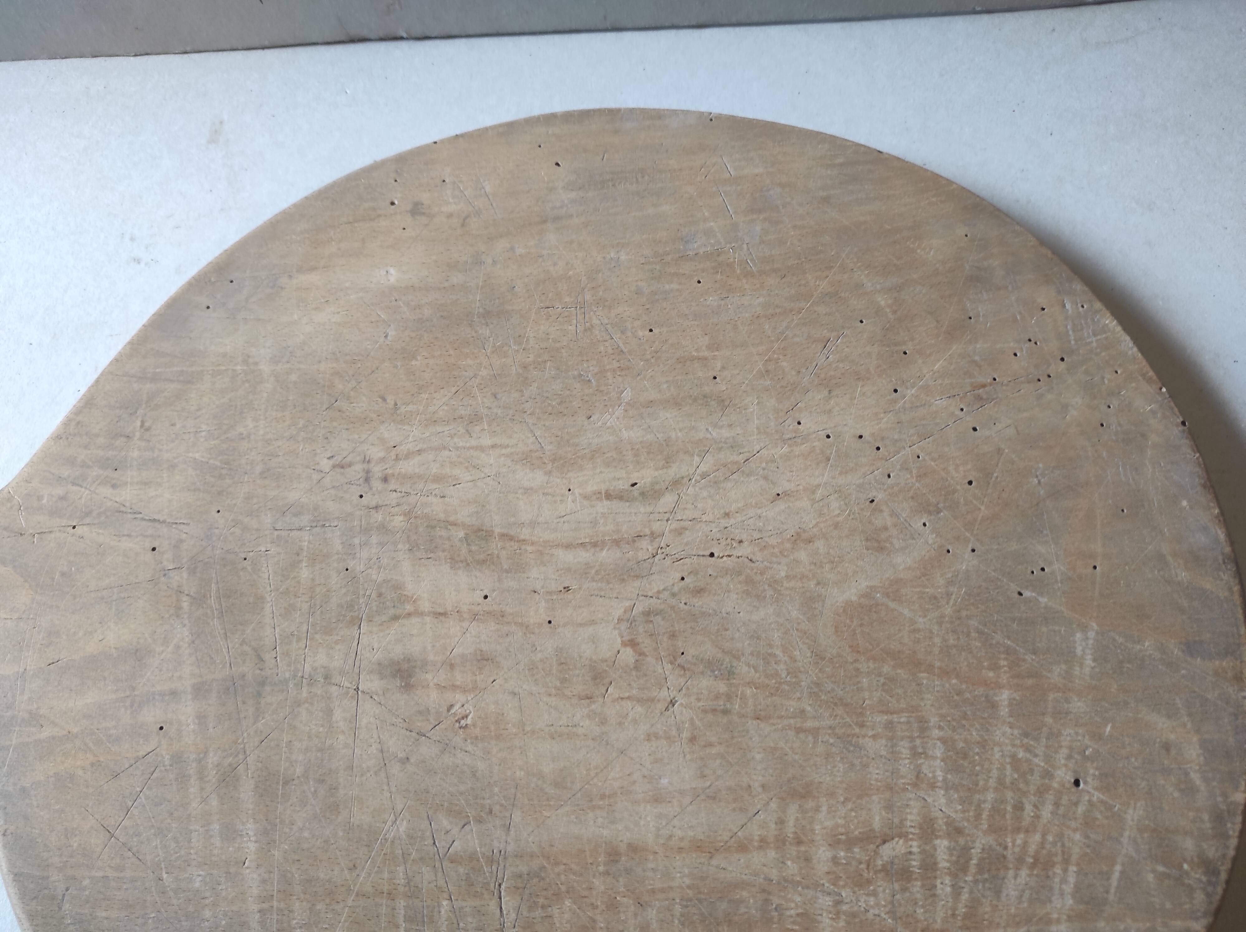 Old round pizza cutting board