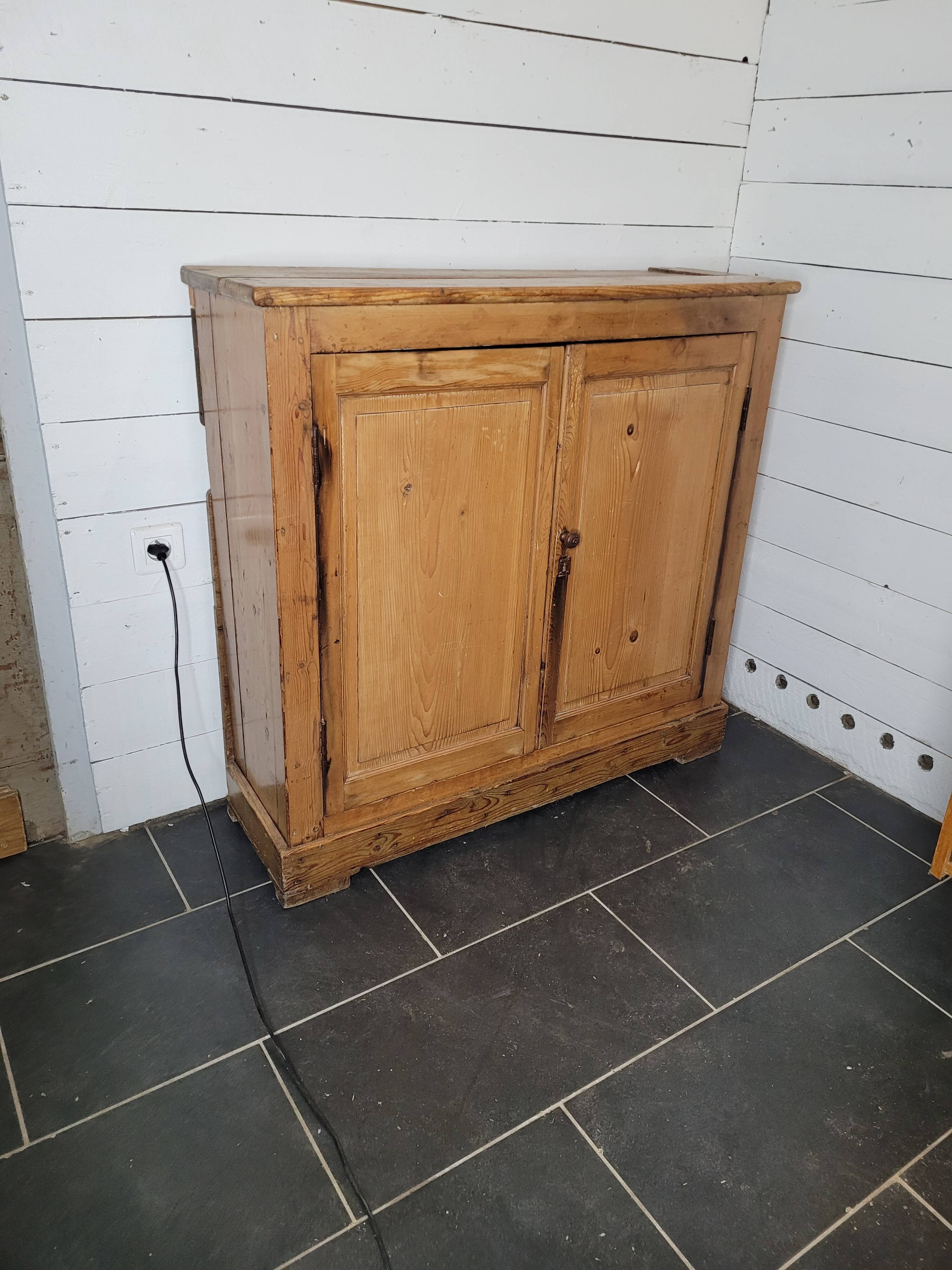 Old 2-door fir sideboard, 104×31cms