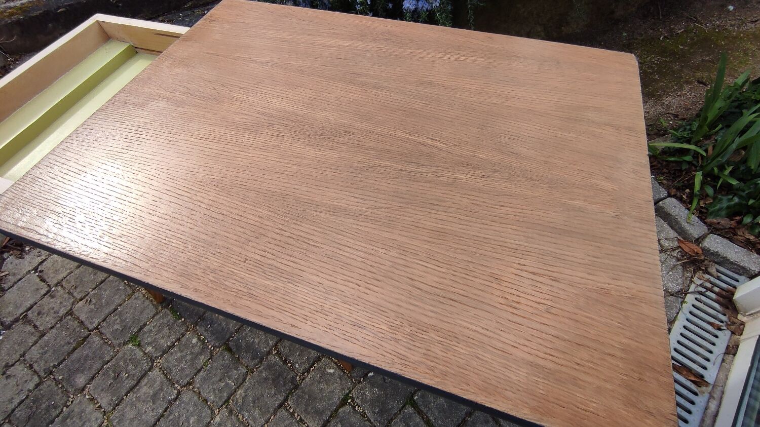 Expandable wooden table