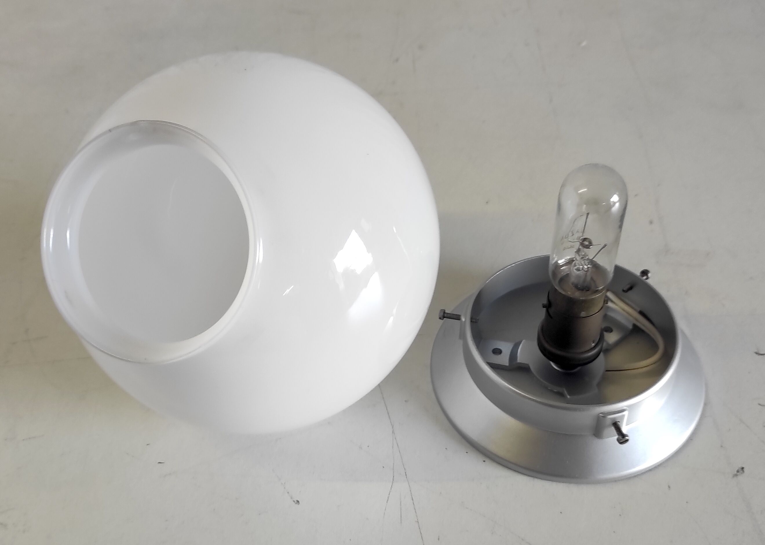 Plafonnier en bakélite et globe opaline blanc, années 50/60