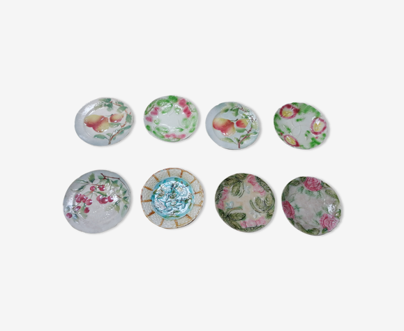 8 assiettes en barbotine