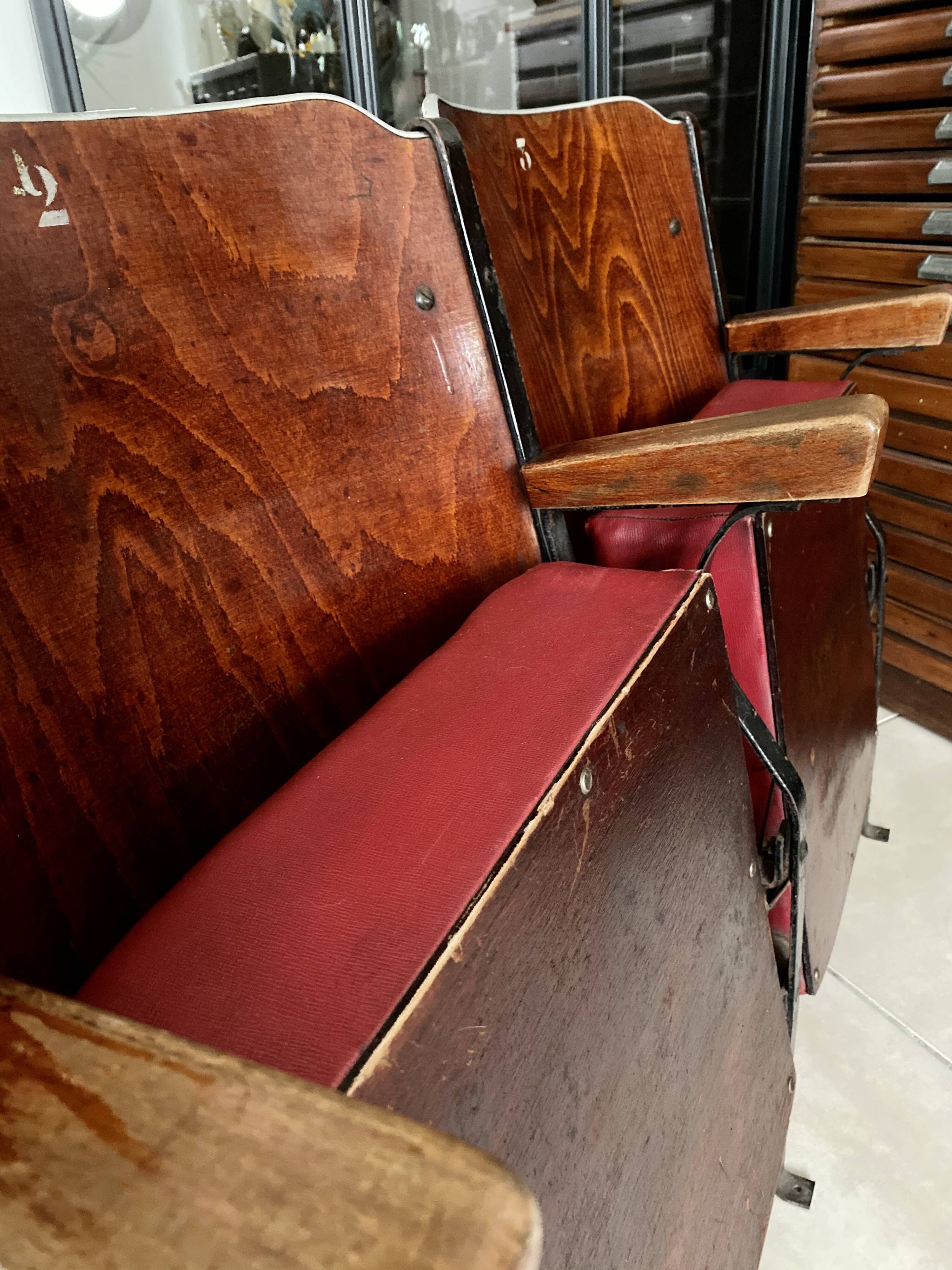 Paire de fauteuils de cinéma vintage