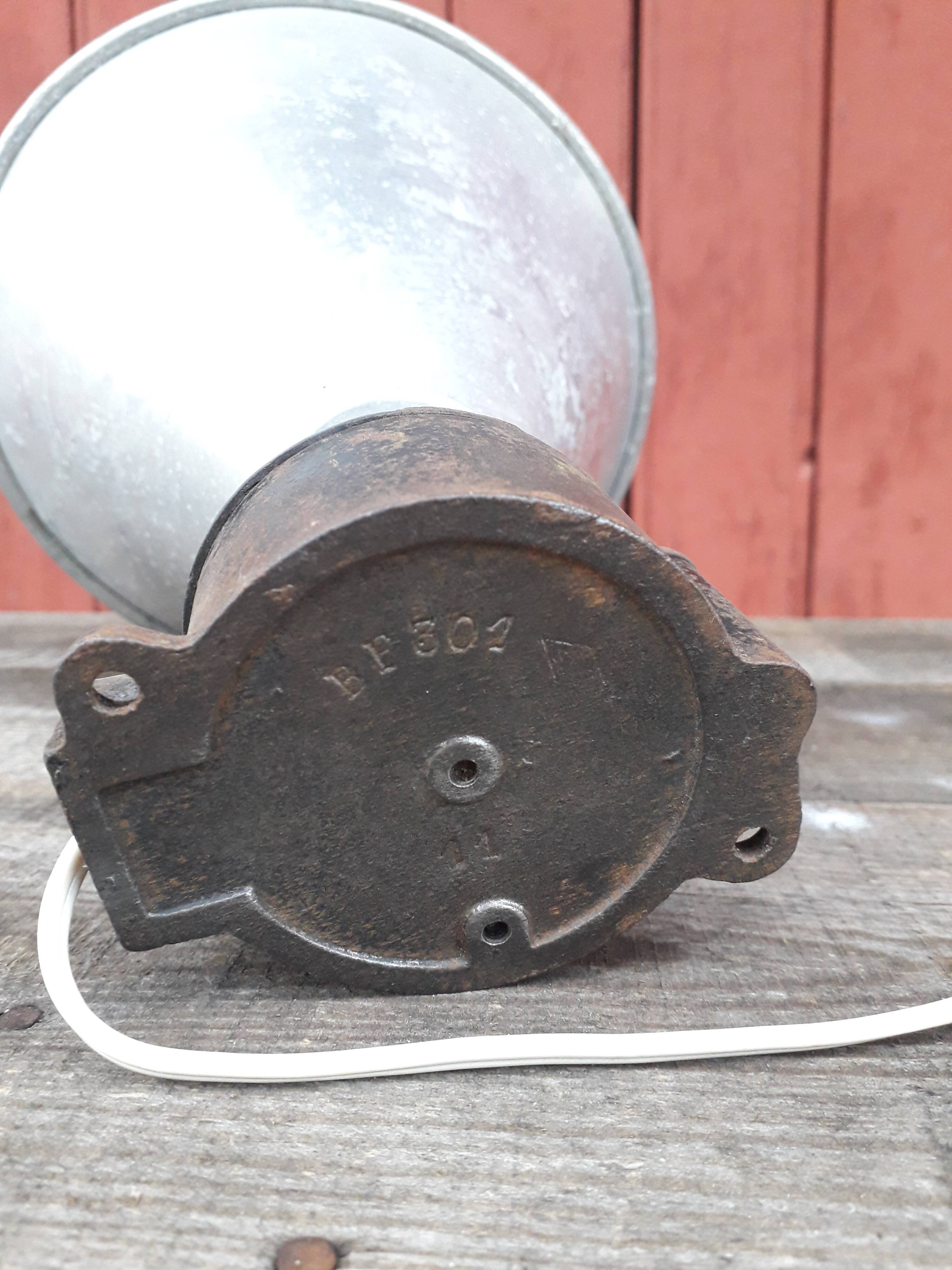 Old workshop / factory ceiling lamp - Industrial decoration - 1950