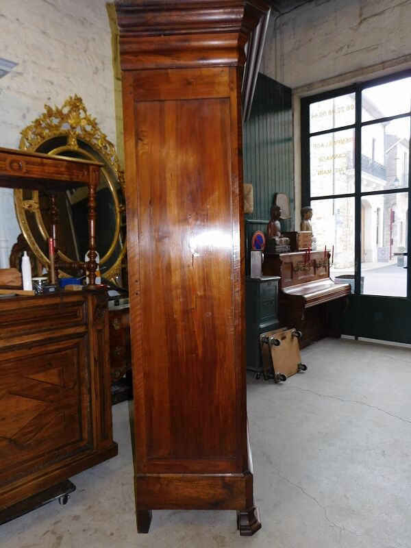 Large wardrobe Louis Philippe en noyer of the 19th siecle