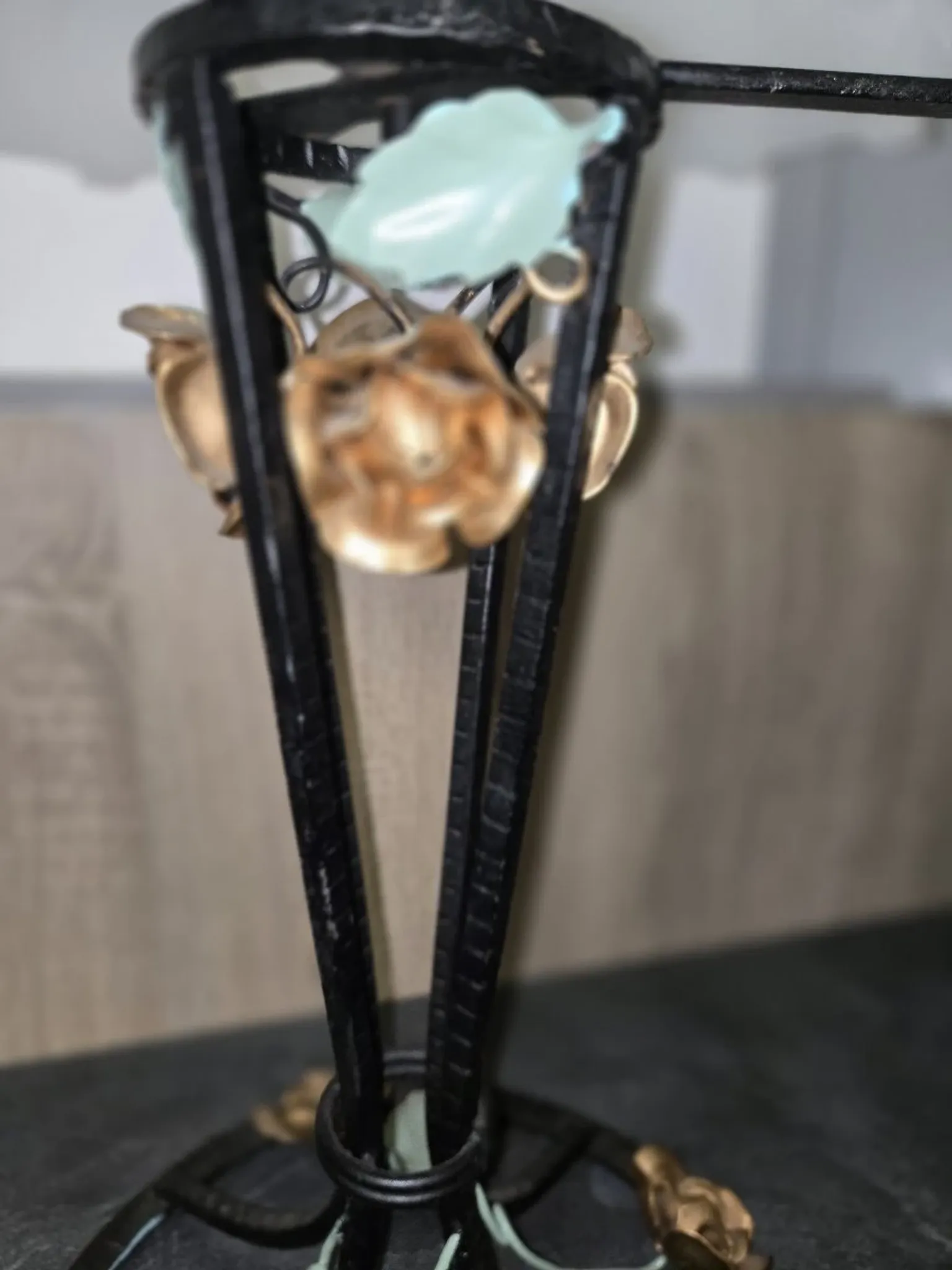 Lampe de table Art Déco – fer forgé et opaline blanche – H 58 cm