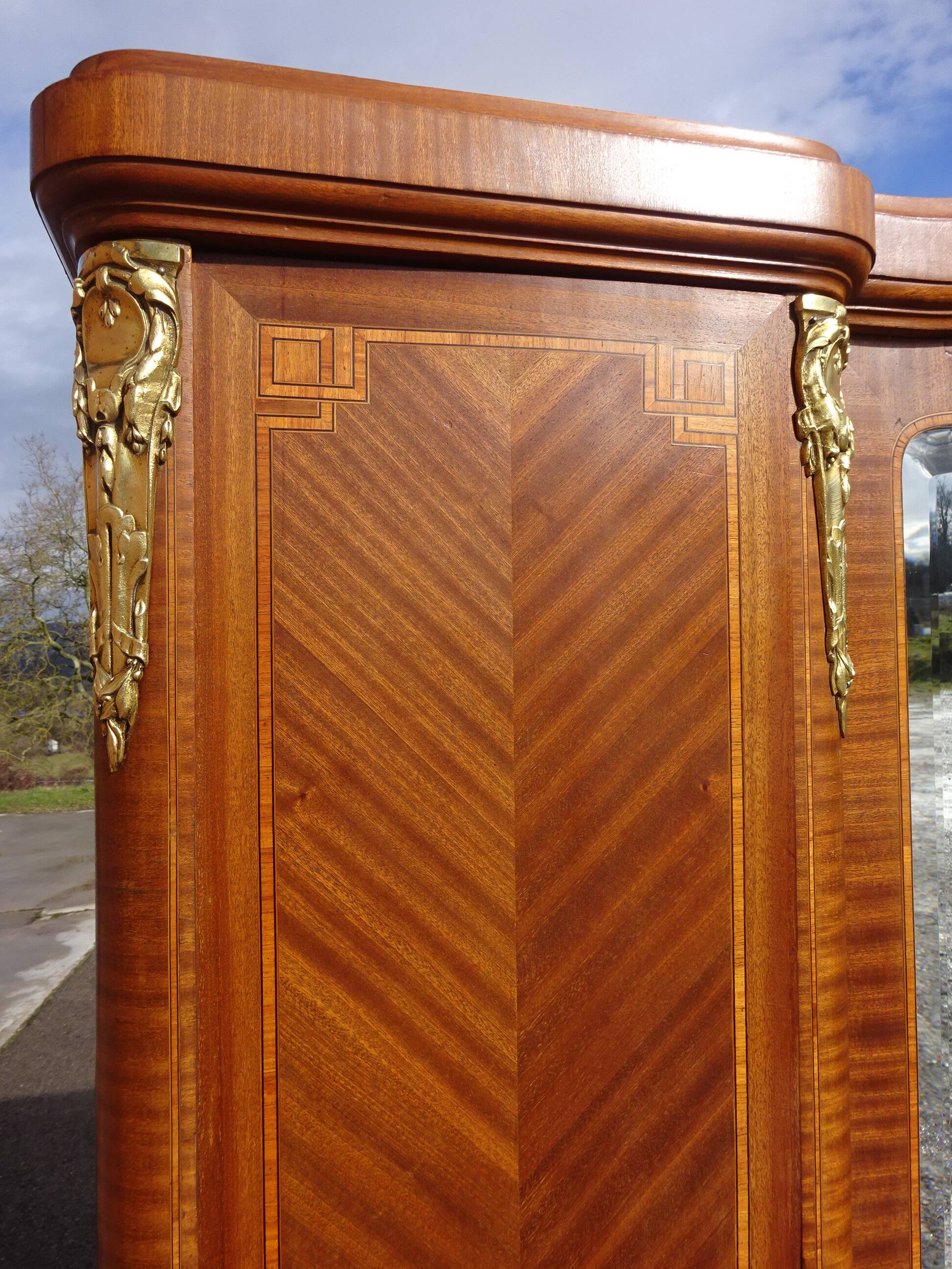 Ancienne armoire de style Louis XVI avec marqueterie et bronzes