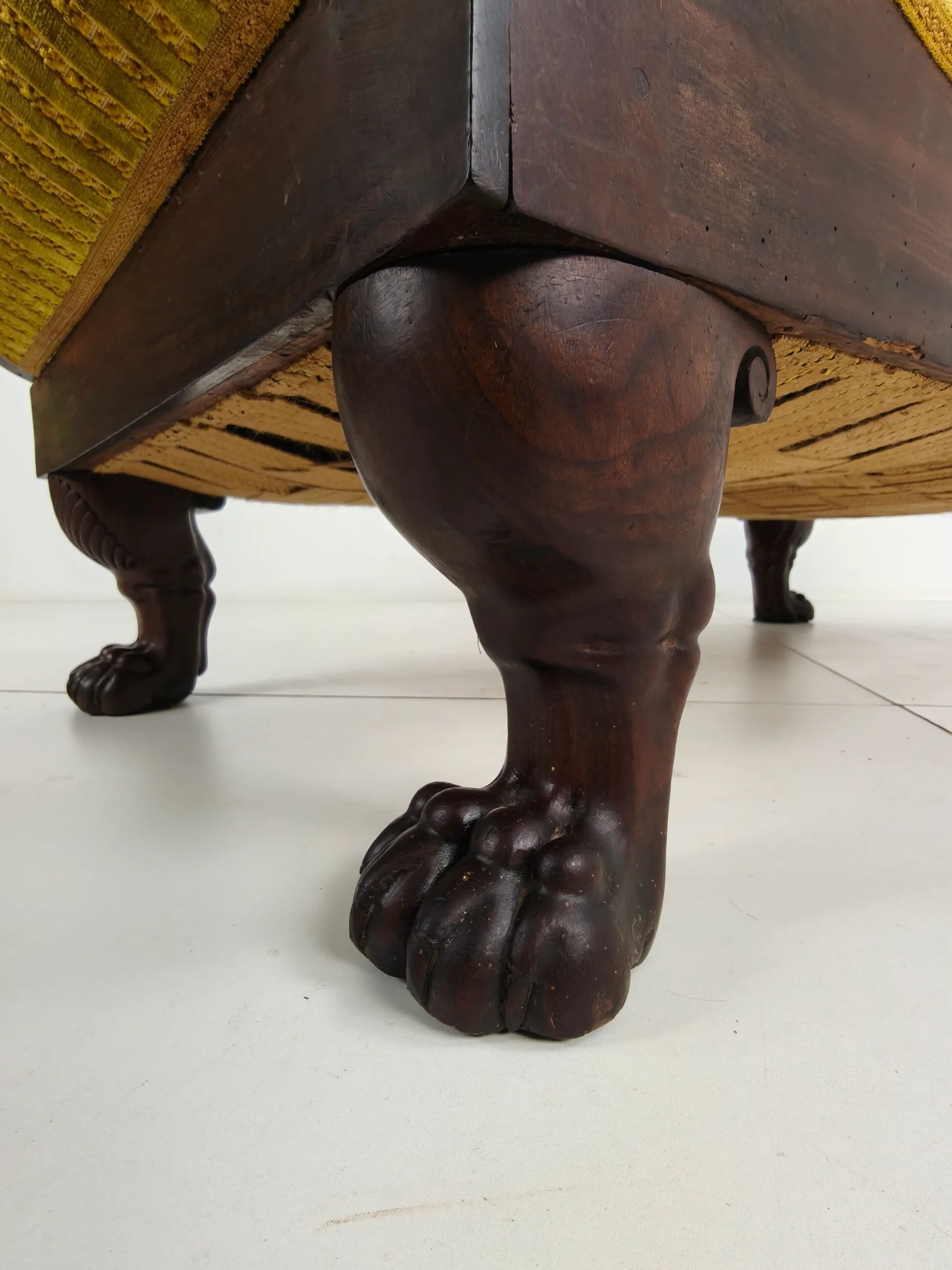 Superbe chaise longue Empire en acajou – vers 1800–1830 – pieds en pattes de lion sculptés