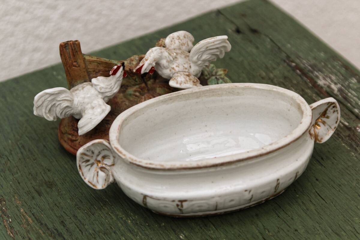 Bonbonnière en porcelaine, combat de coqs