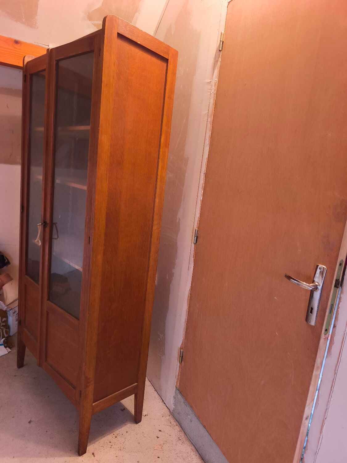 Antique wooden display cabinet – vintage spirit / 1950s