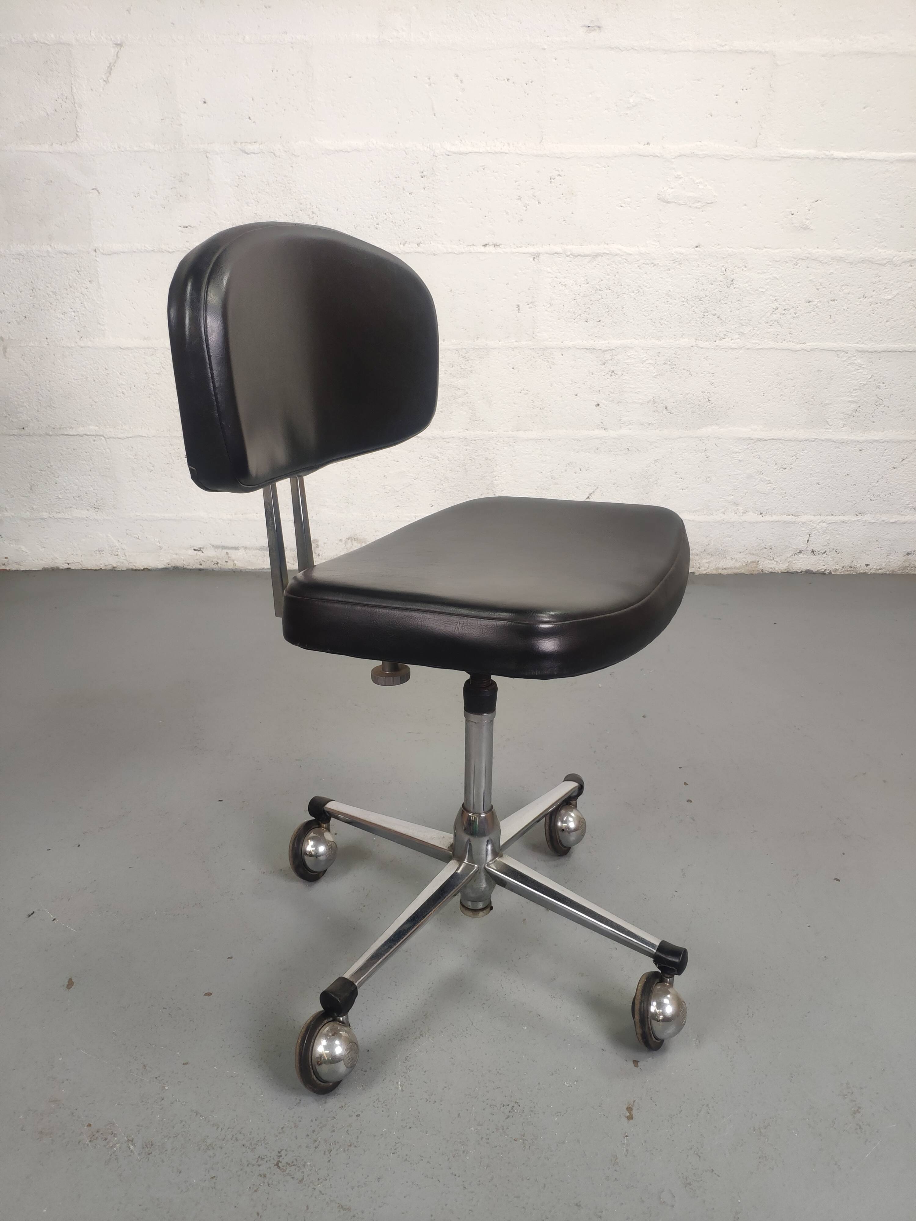 Chaise de bureau industrielle vintage à roulette skaï noir et chrome