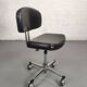 Chaise de bureau industrielle vintage à roulette skaï noir et chrome