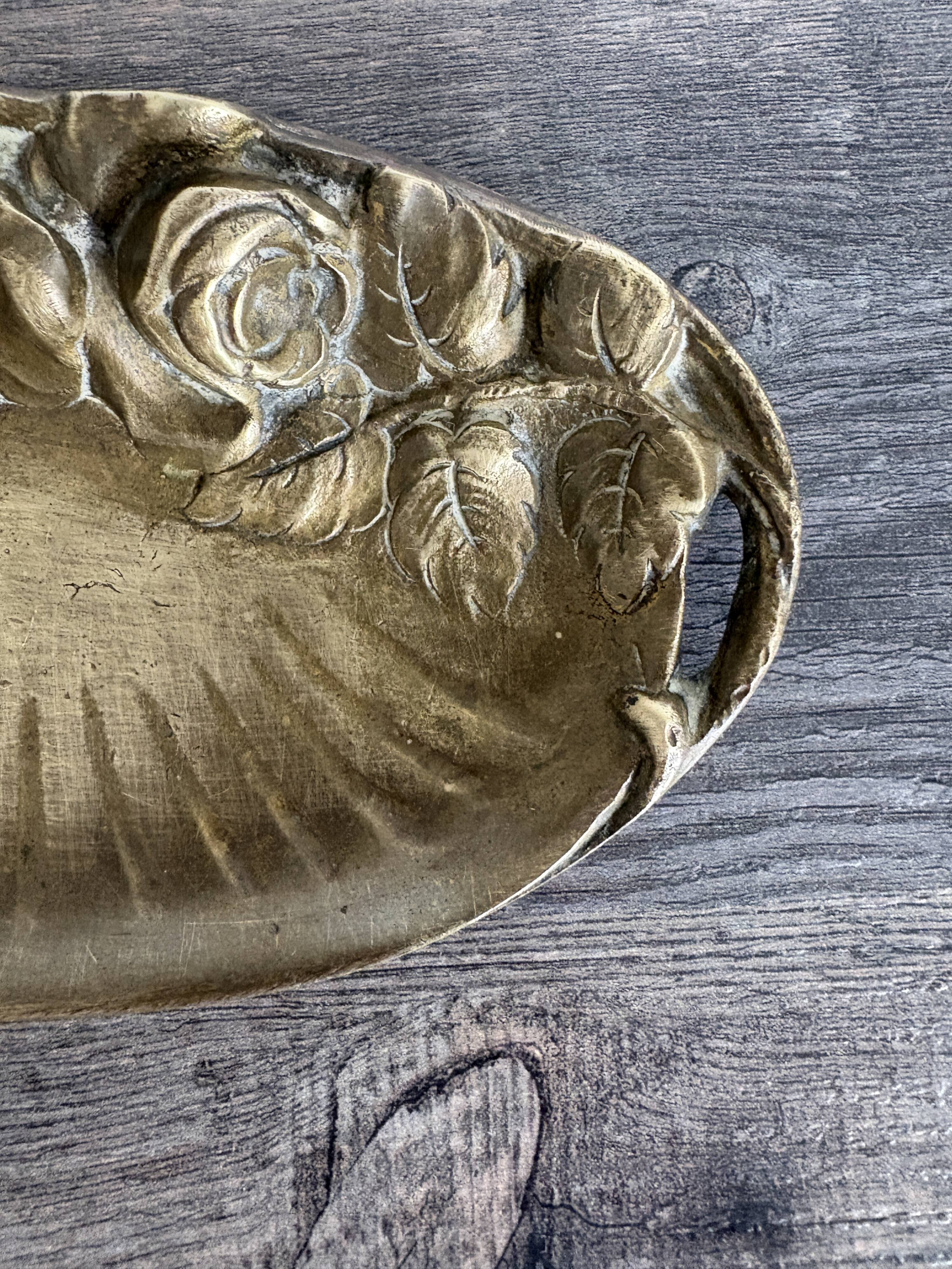 Art Nouveau pocket emptier