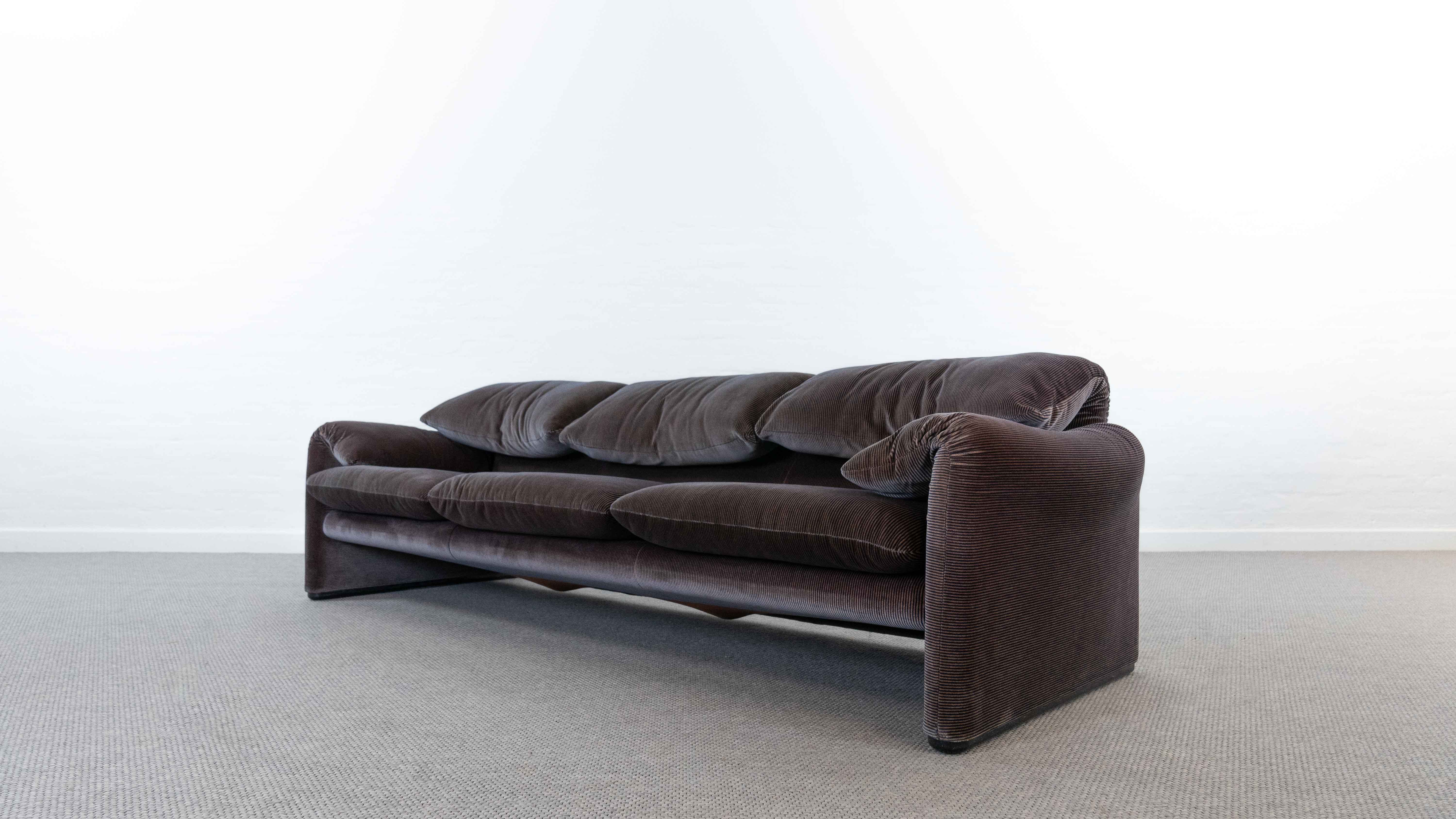Maralunga 3-seater sofa by vico magistretti for cassina, italy