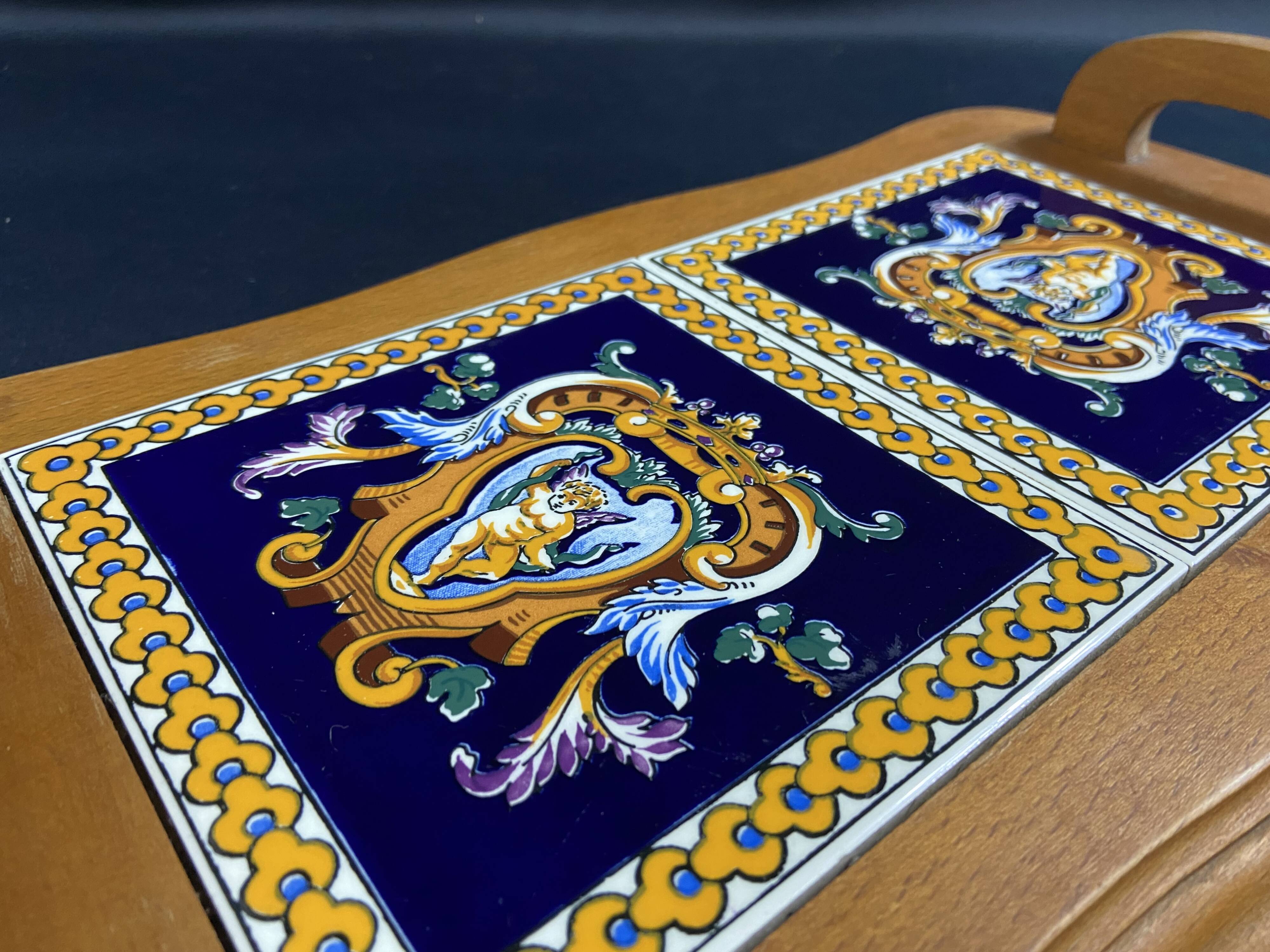 Plateau de service en hêtre et carreaux faïence de Gien décor Renaissance