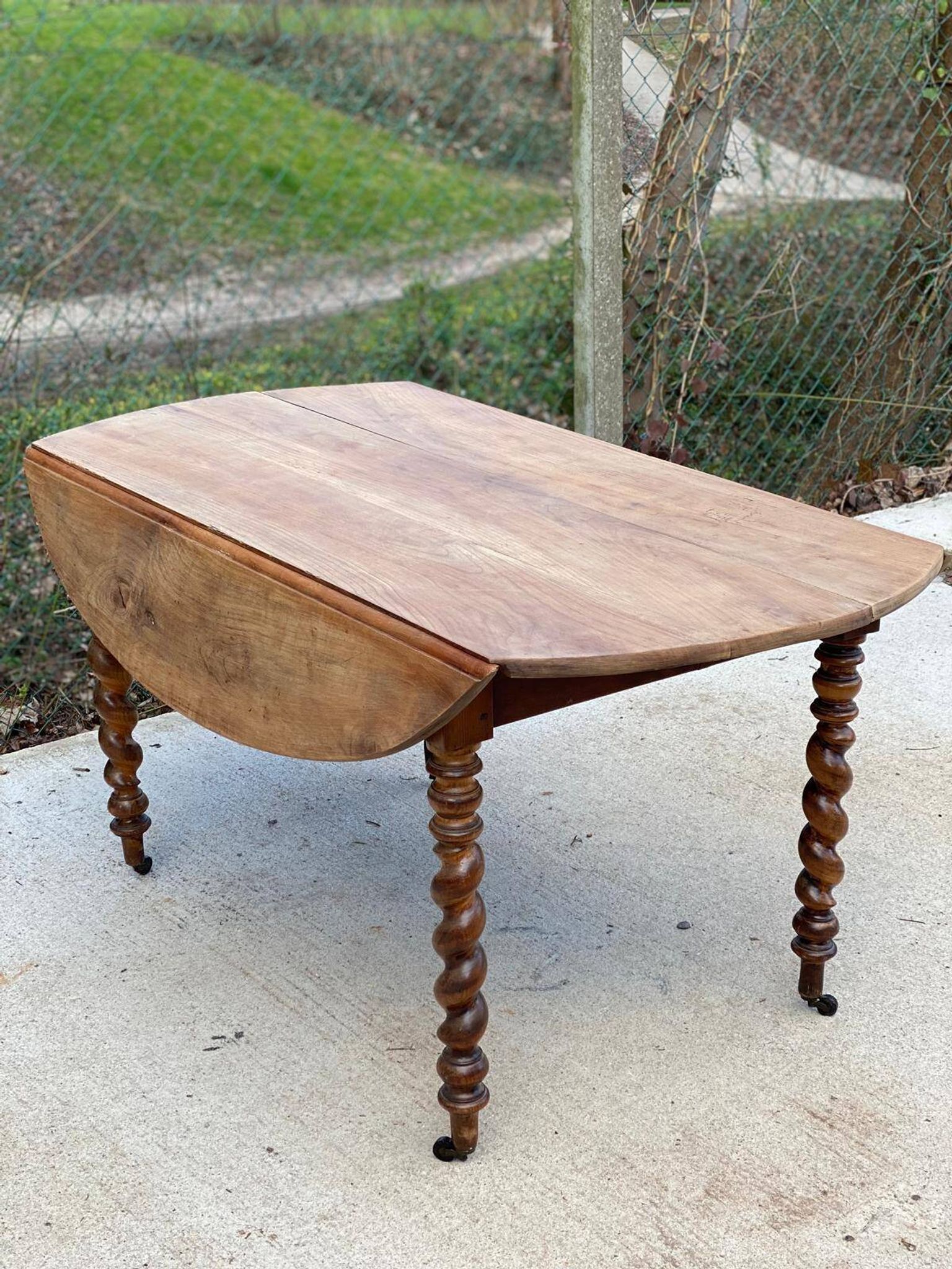 Louis Philippe oval table with shutters, 19th century, solid oak wood, twisted leg