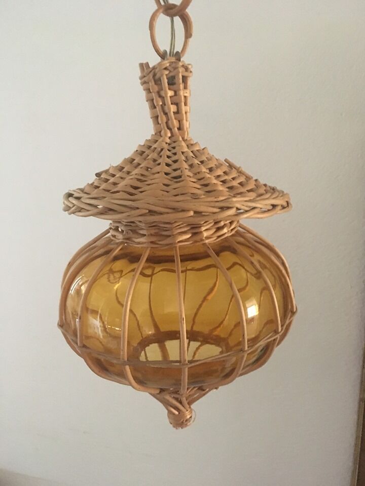 Suspension in wicker and amber glass