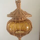 Suspension in wicker and amber glass