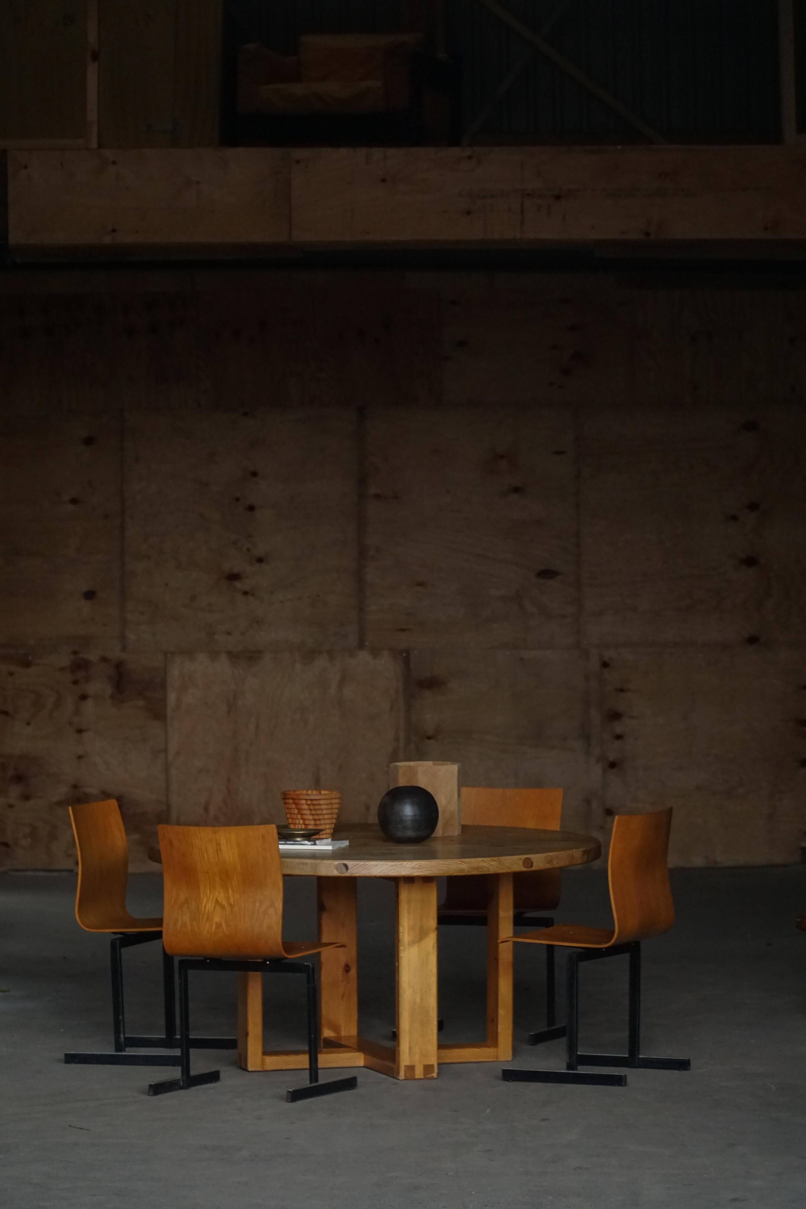 Round table in pine by Roland Wilhelmsson, mid-20th century.