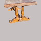 Table de ferme avec deux chaises et deux bancs