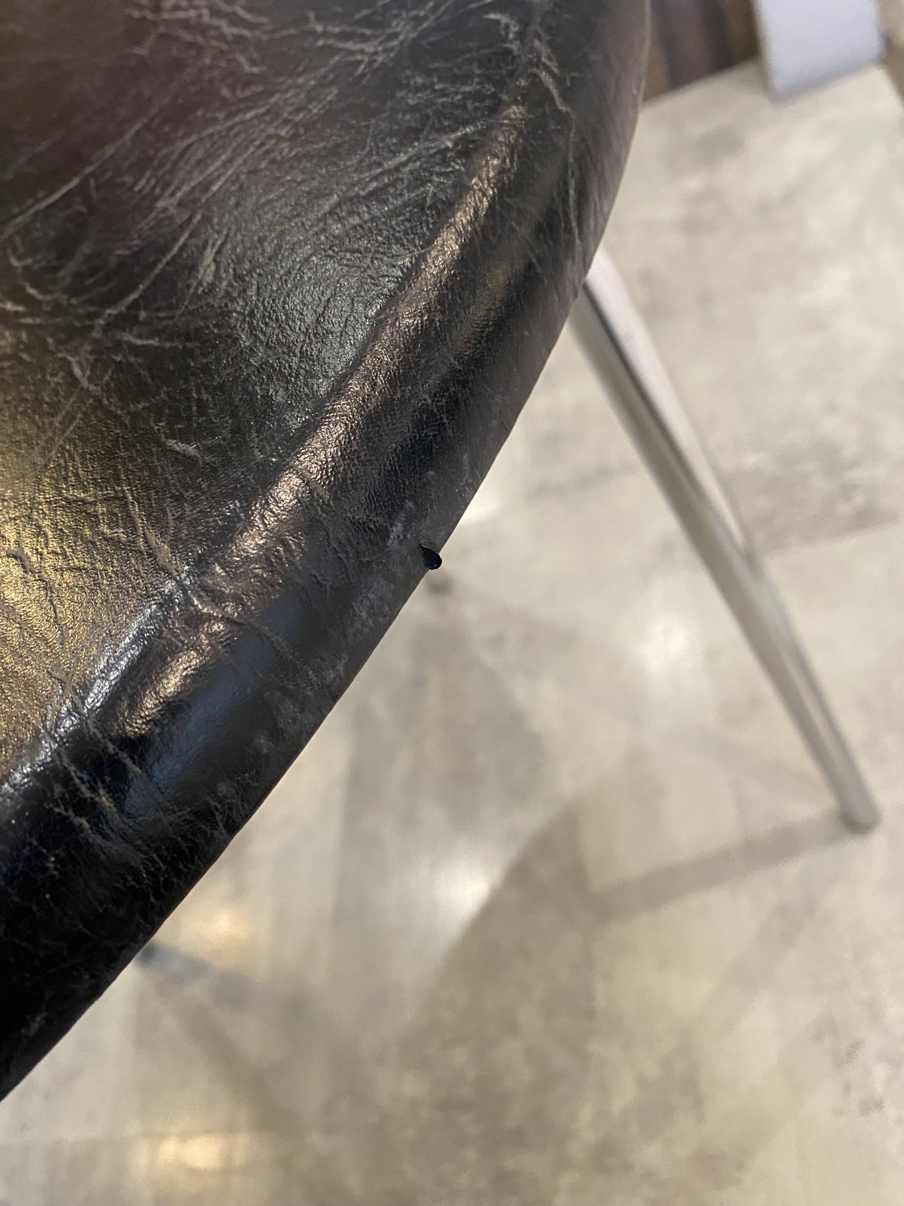 Table d’appoint chrome et skai noir vintage style Bauhaus vintage 1970